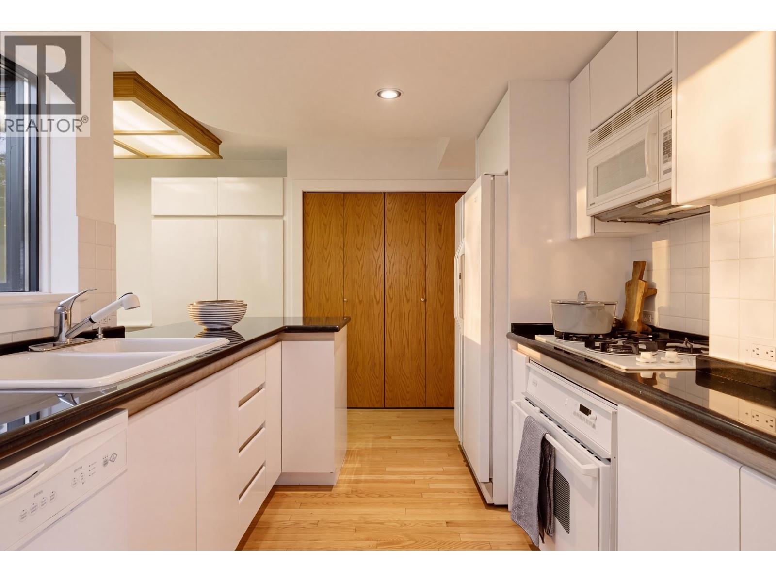 300 1410 Bute Street Property Photo 18