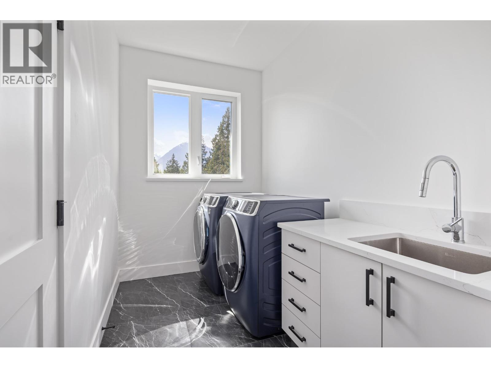37 3385 Mamquam Road Property Photo 17