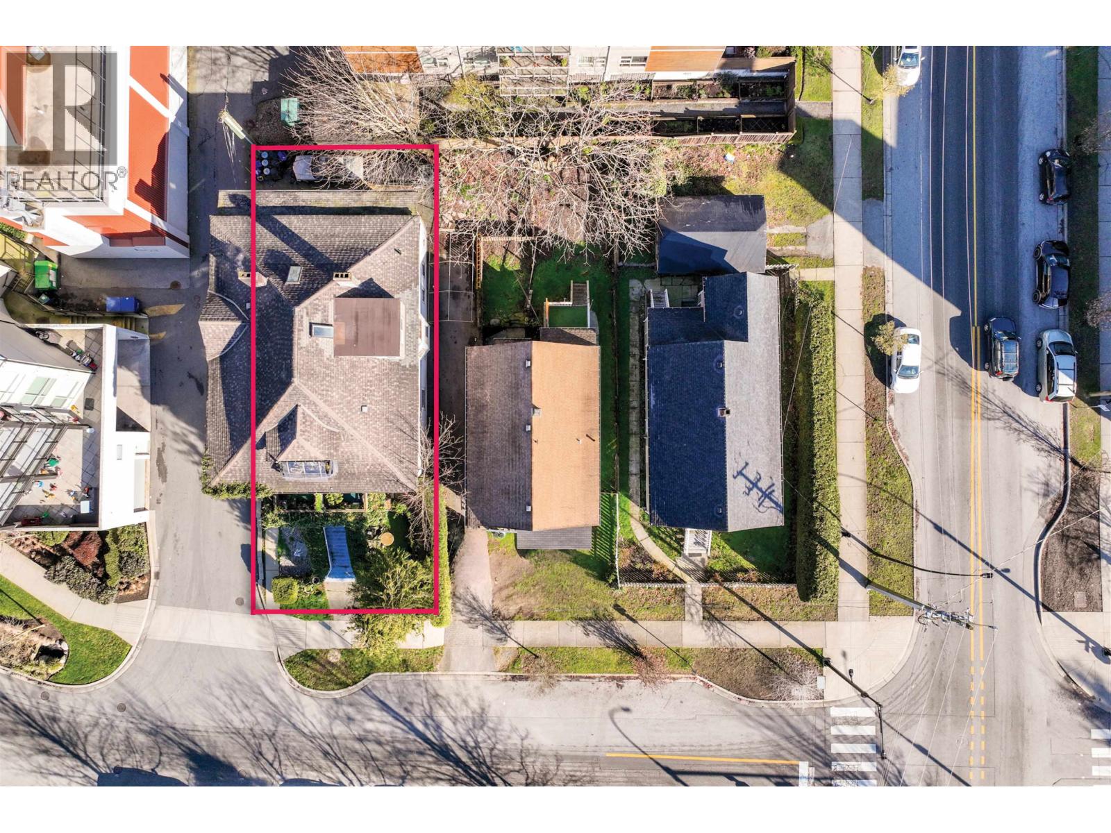 160 E 10th Street Property Photo 1
