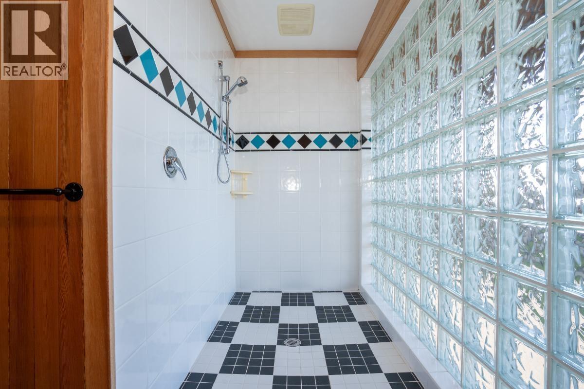 4893 Sunshine Coast Highway Property Photo 28