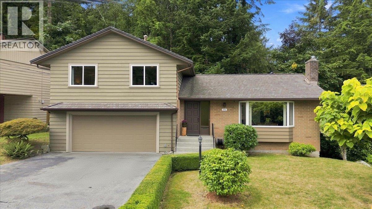 976 Corona Crescent Property Photo 1