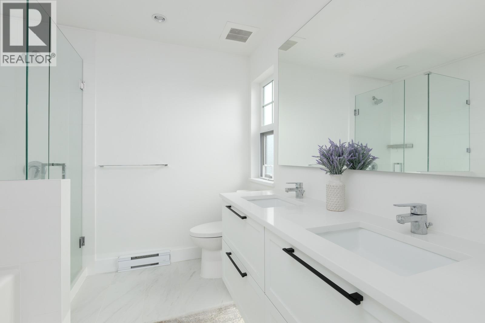95 3552 Victoria Drive Property Photo 17