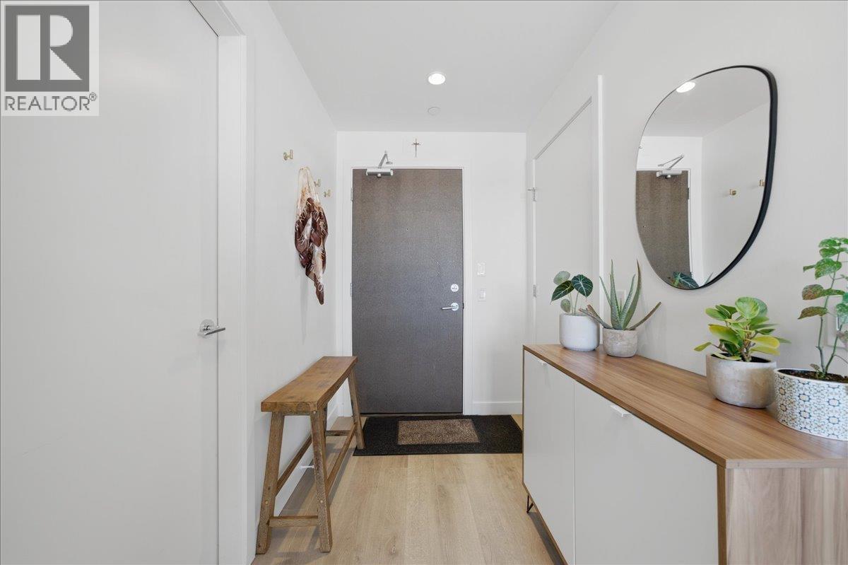 802 200 Nelson's Crescent Property Photo 3