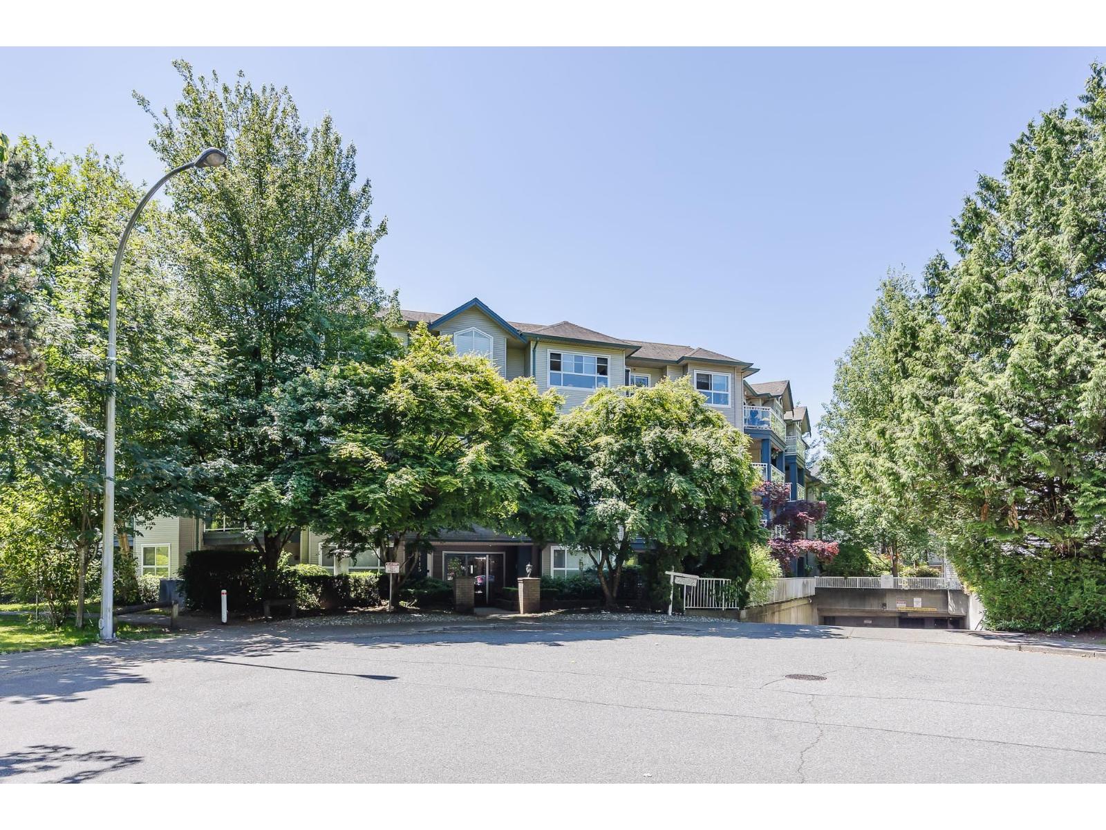 407 8115 121a Street Property Photo 4