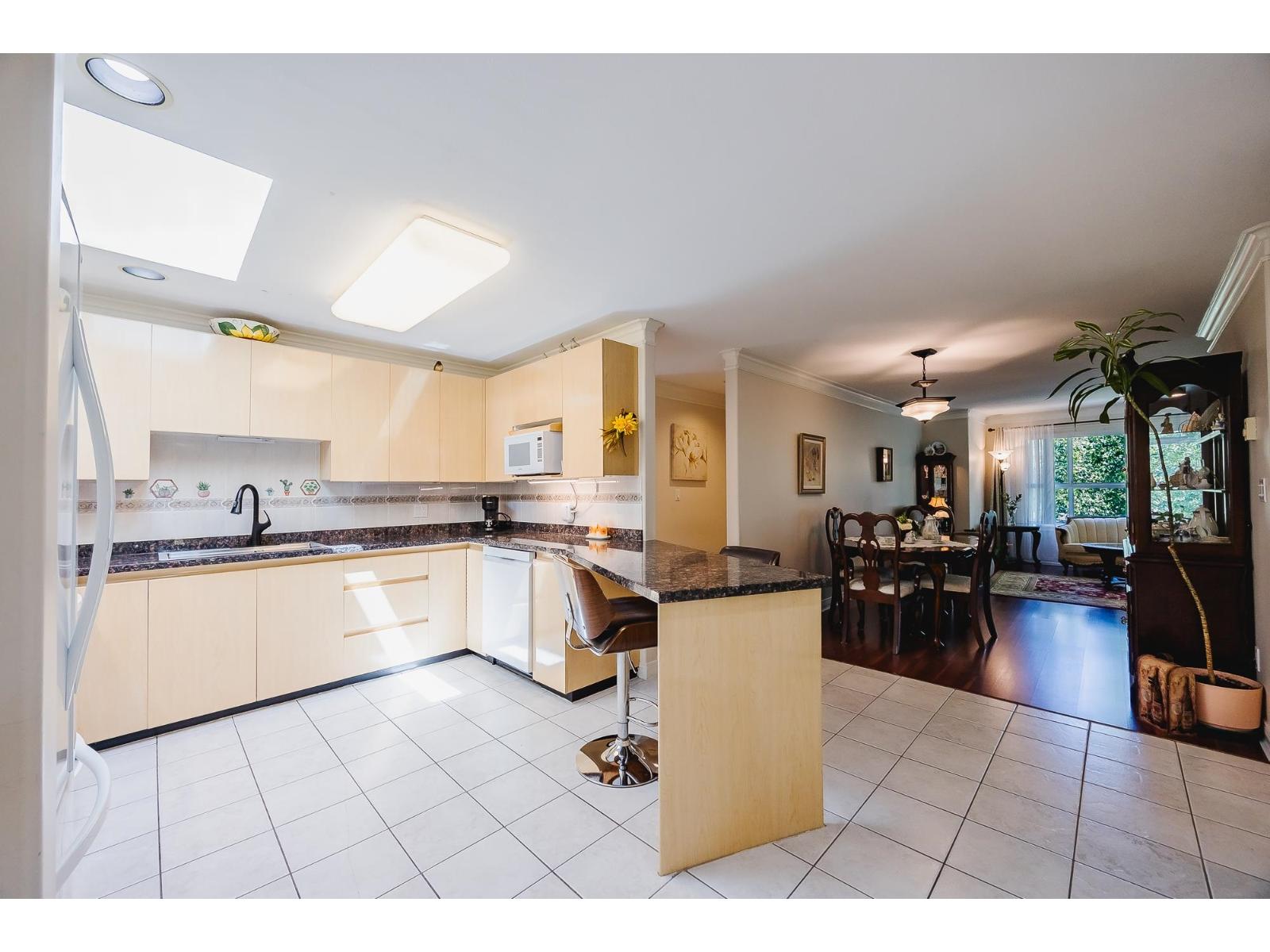 407 8115 121a Street Property Photo 8