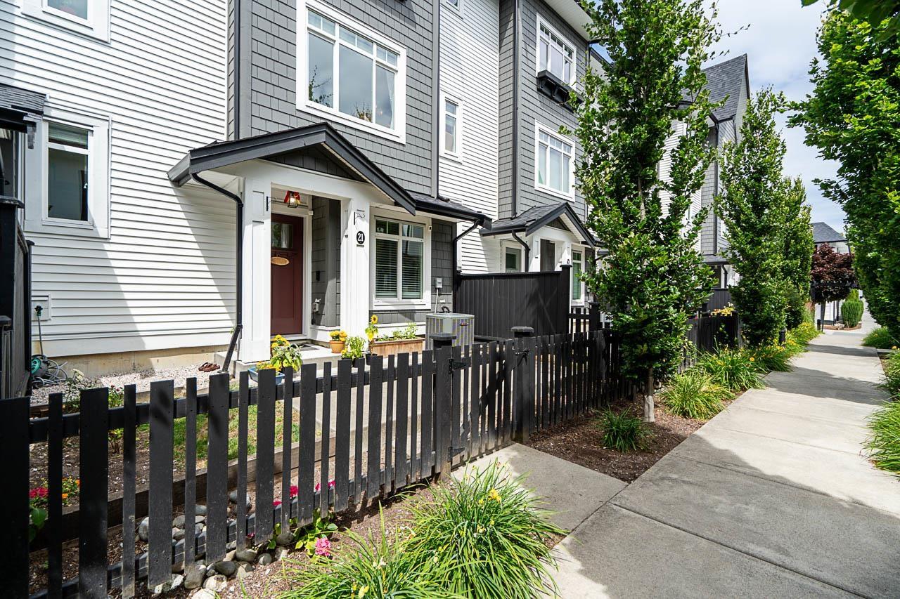 21 6897 201 Street Property Photo 2