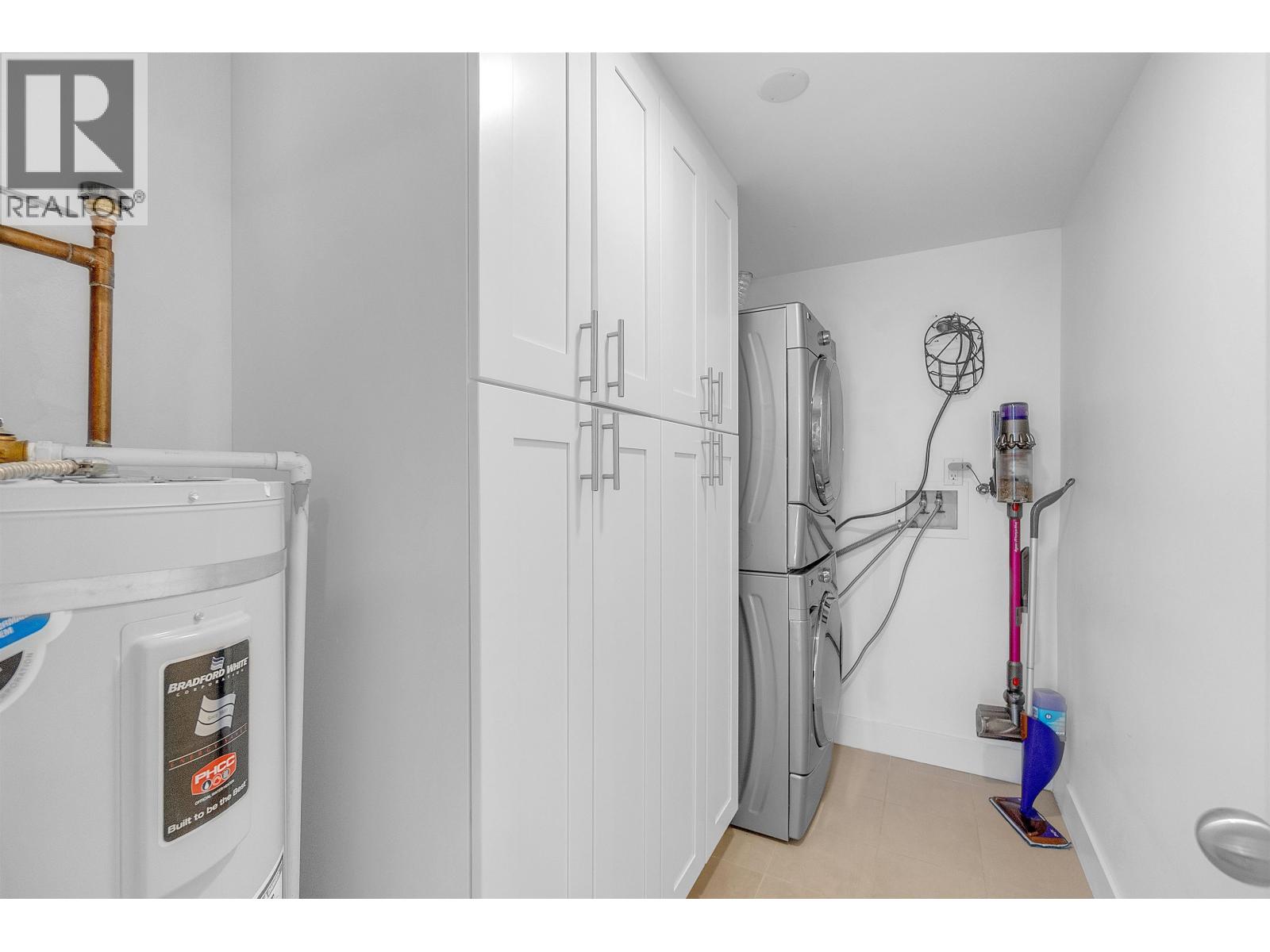 8 2425 Edgemont Boulevard Property Photo 21