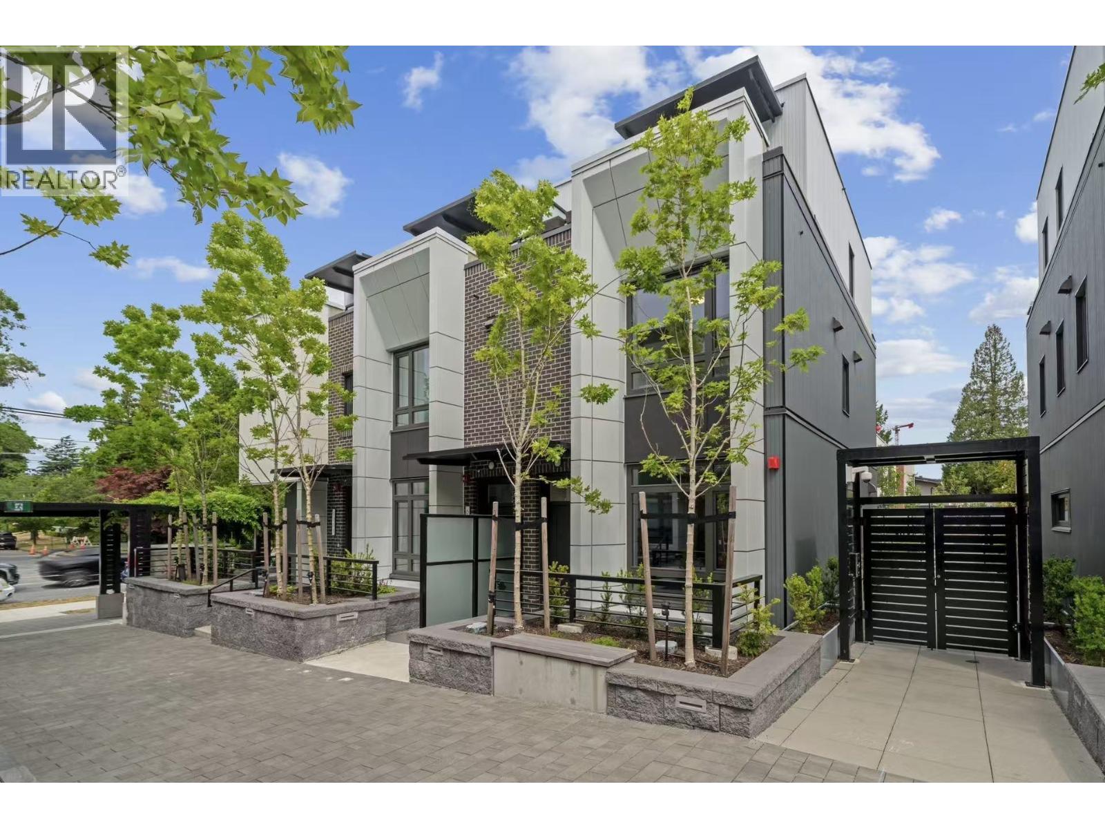 6292 Oak Street Property Photo 1