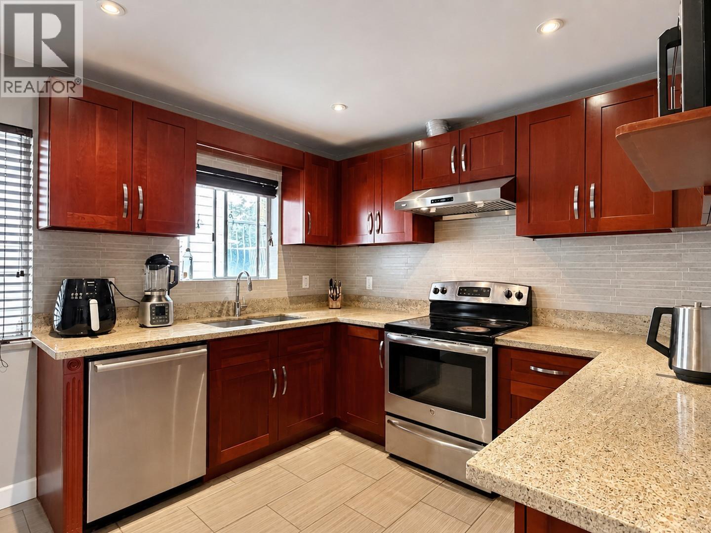 6175 Quebec Street Property Photo 11