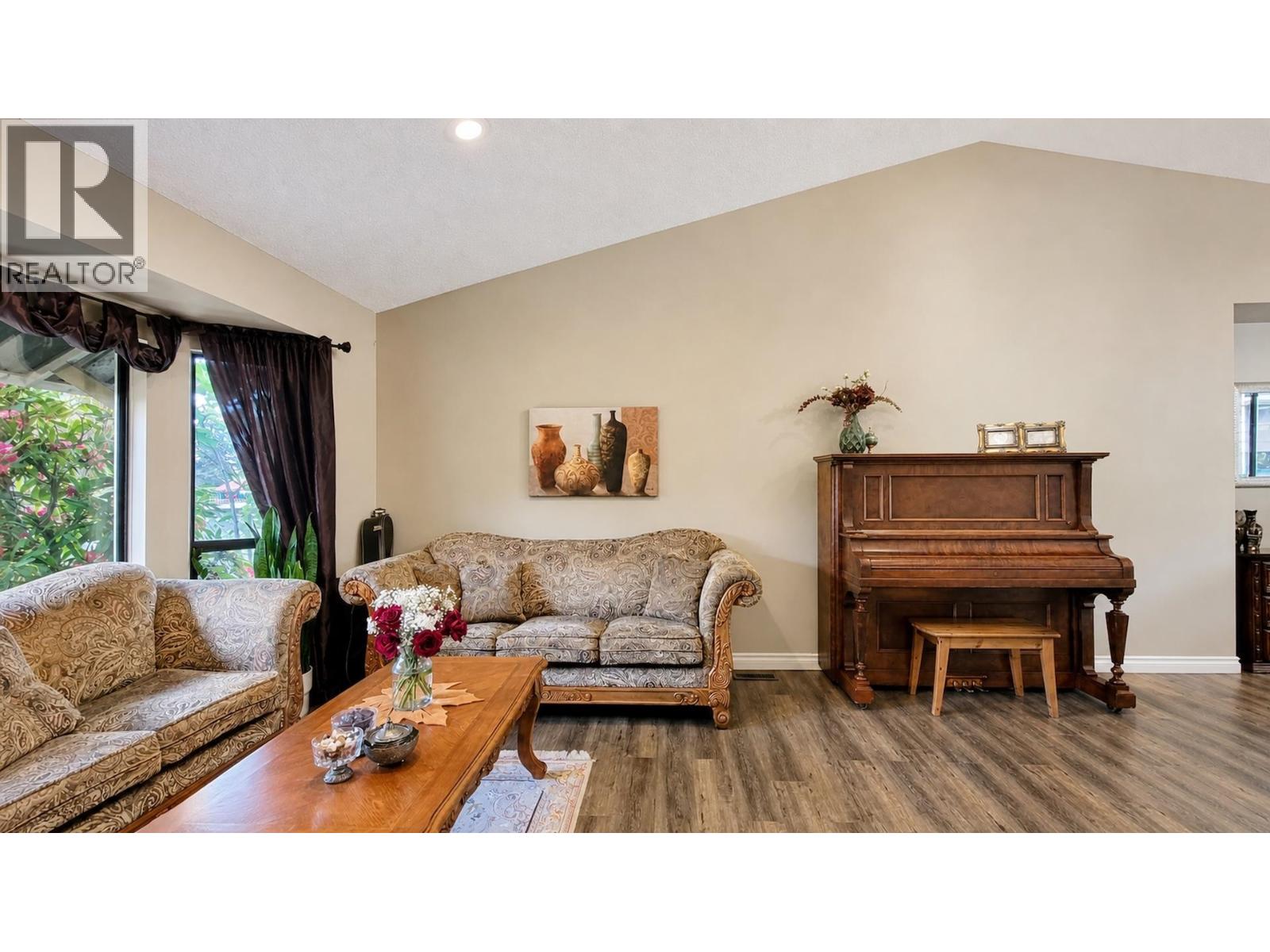 2961 Walton Avenue Property Photo 6