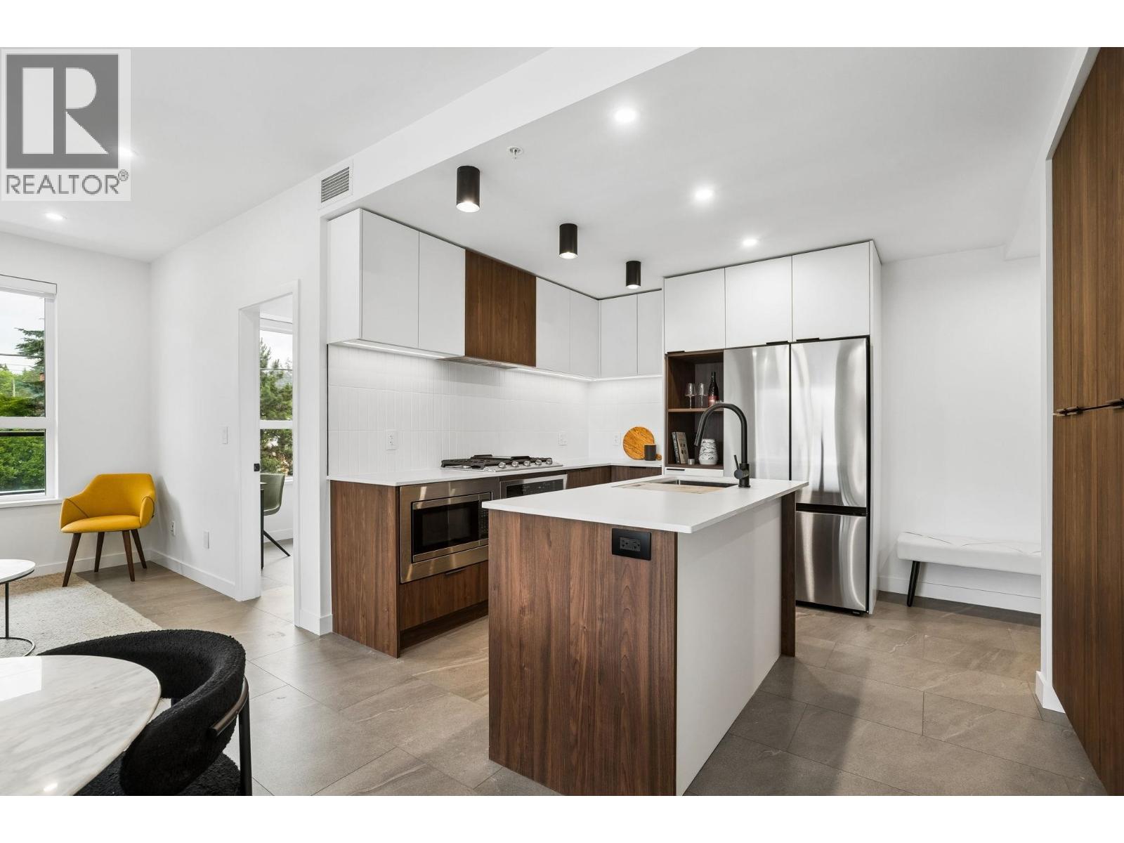 206 623 KEMSLEY AVENUE Property Photo 1