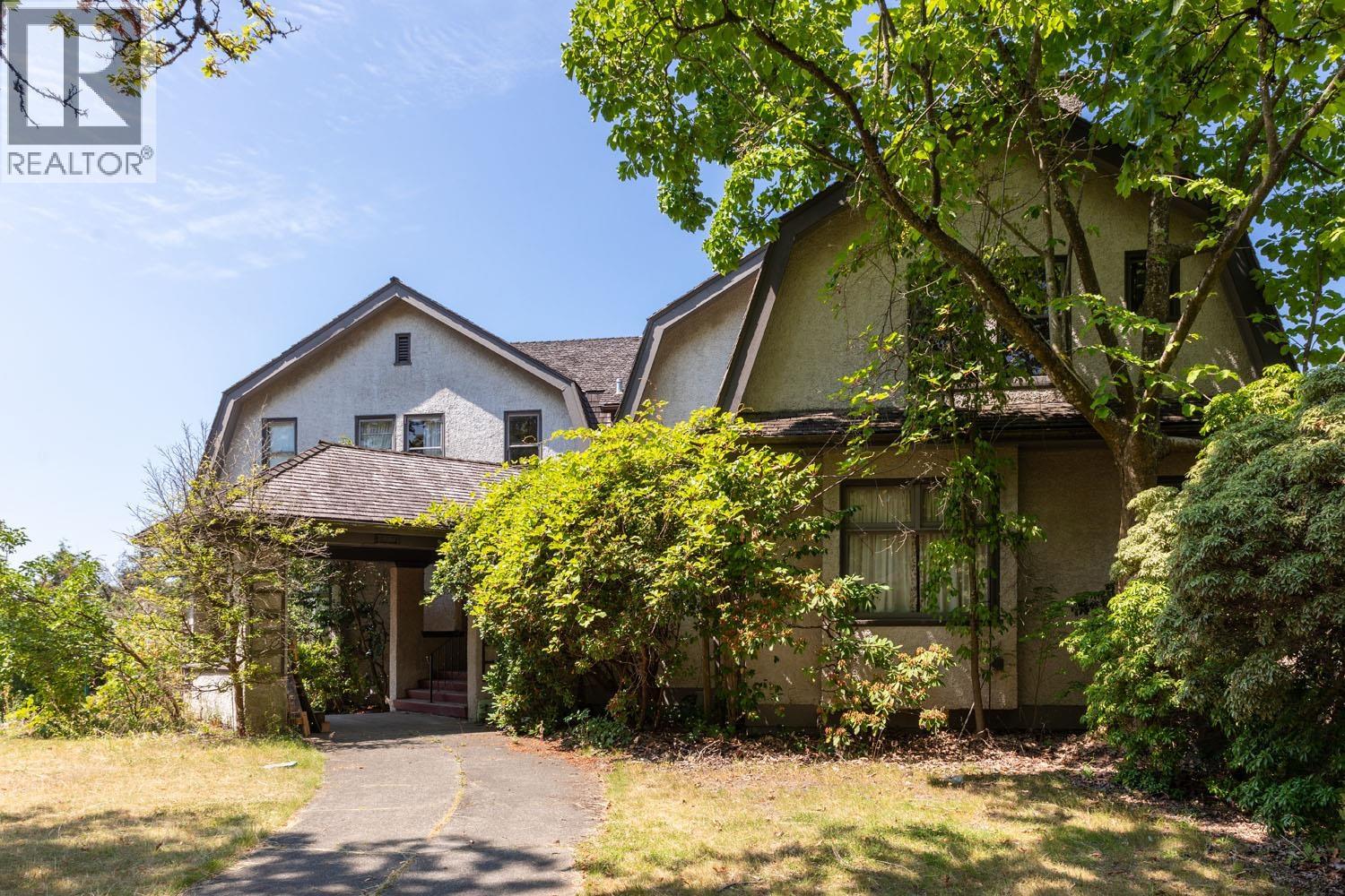 4987 Connaught Drive Property Photo 2