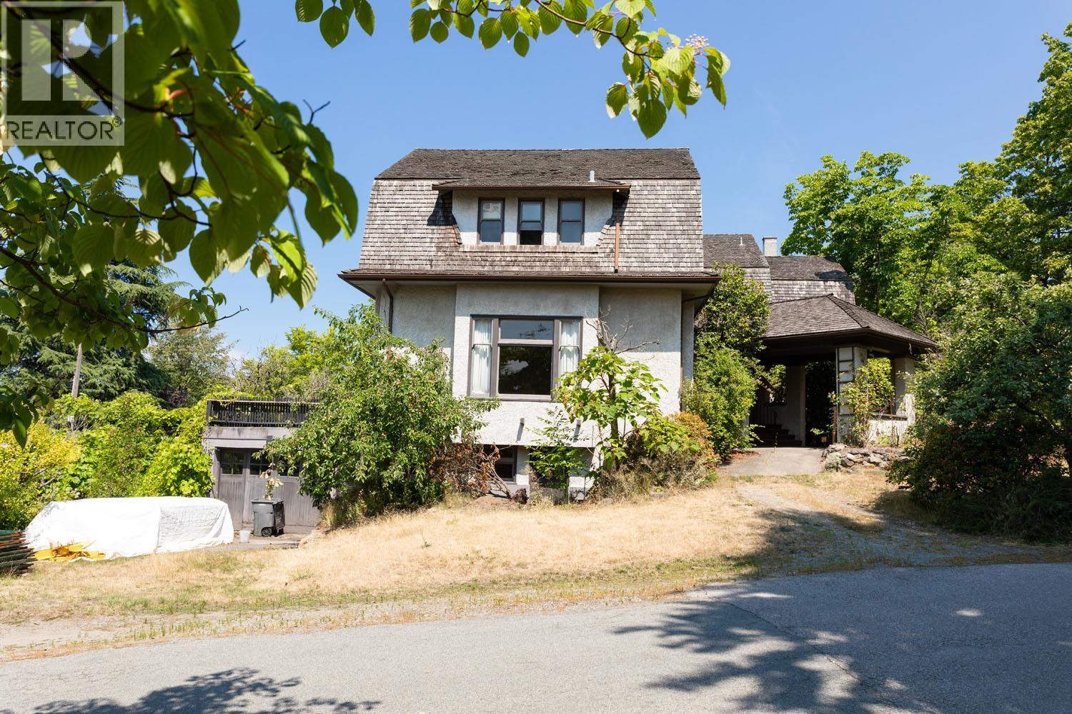 4987 Connaught Drive Property Photo 4