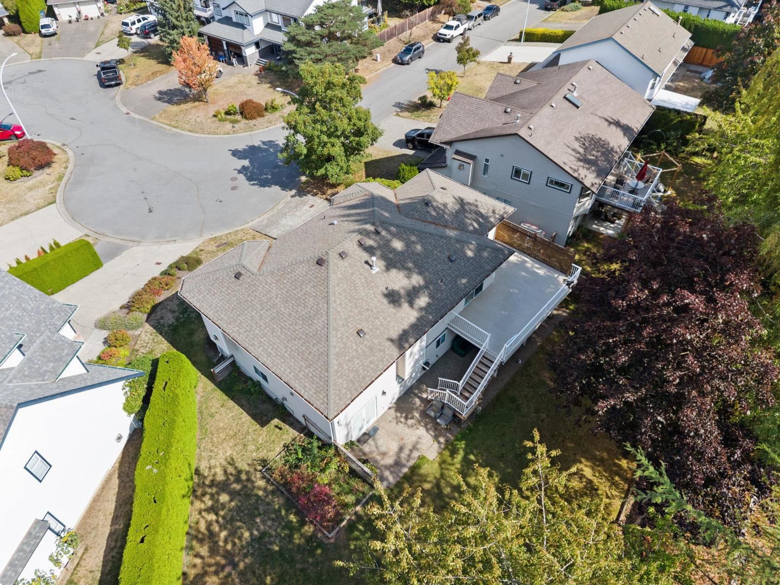 15866 91 Avenue Property Photo 2