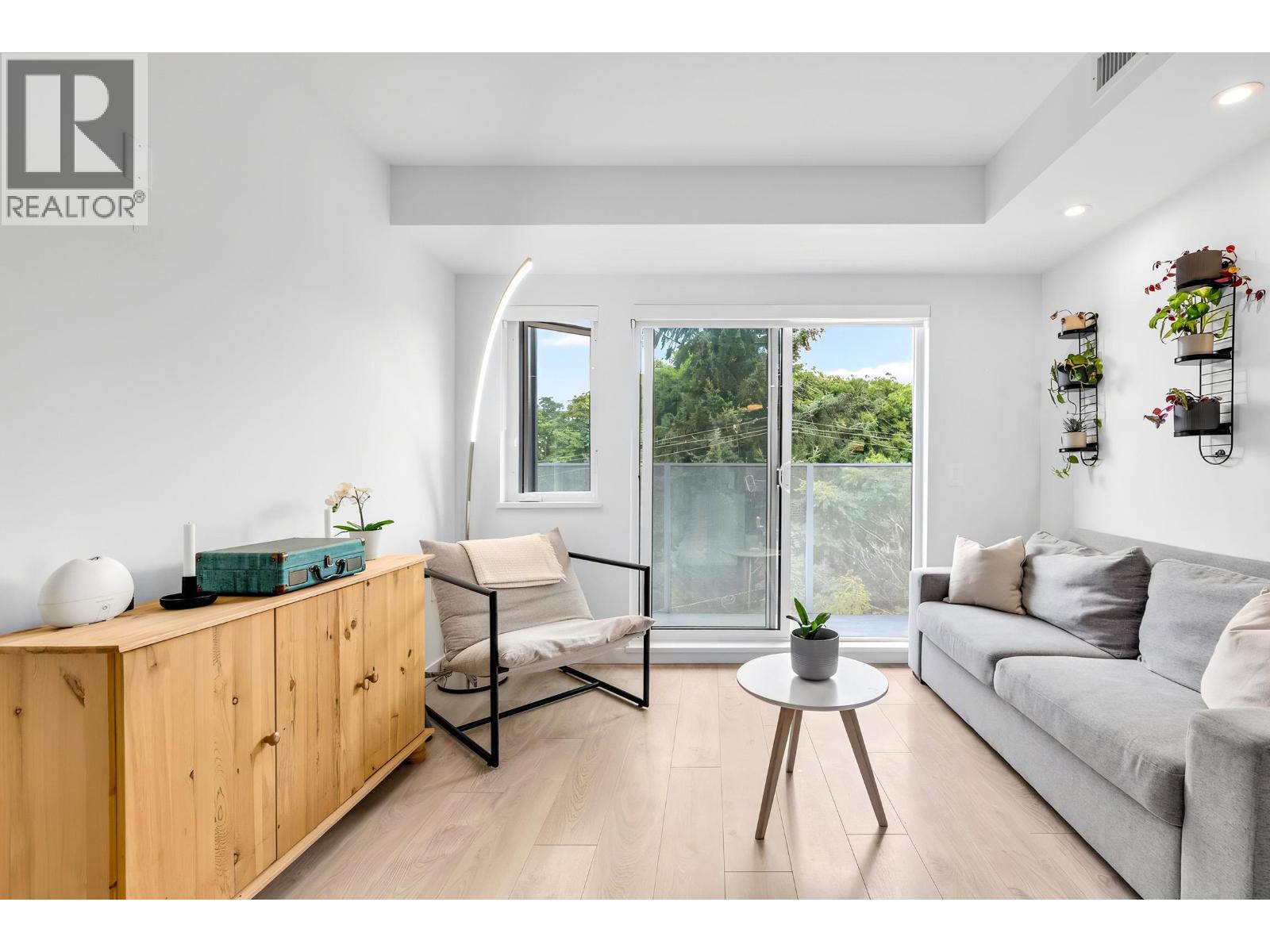 411 2520 Guelph Street Property Photo 12