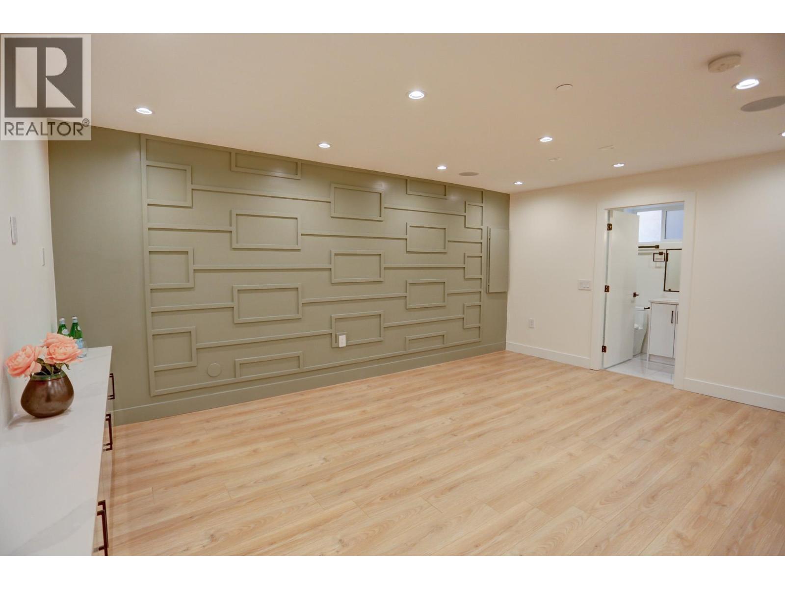 2026 E 32nd Avenue Property Photo 18