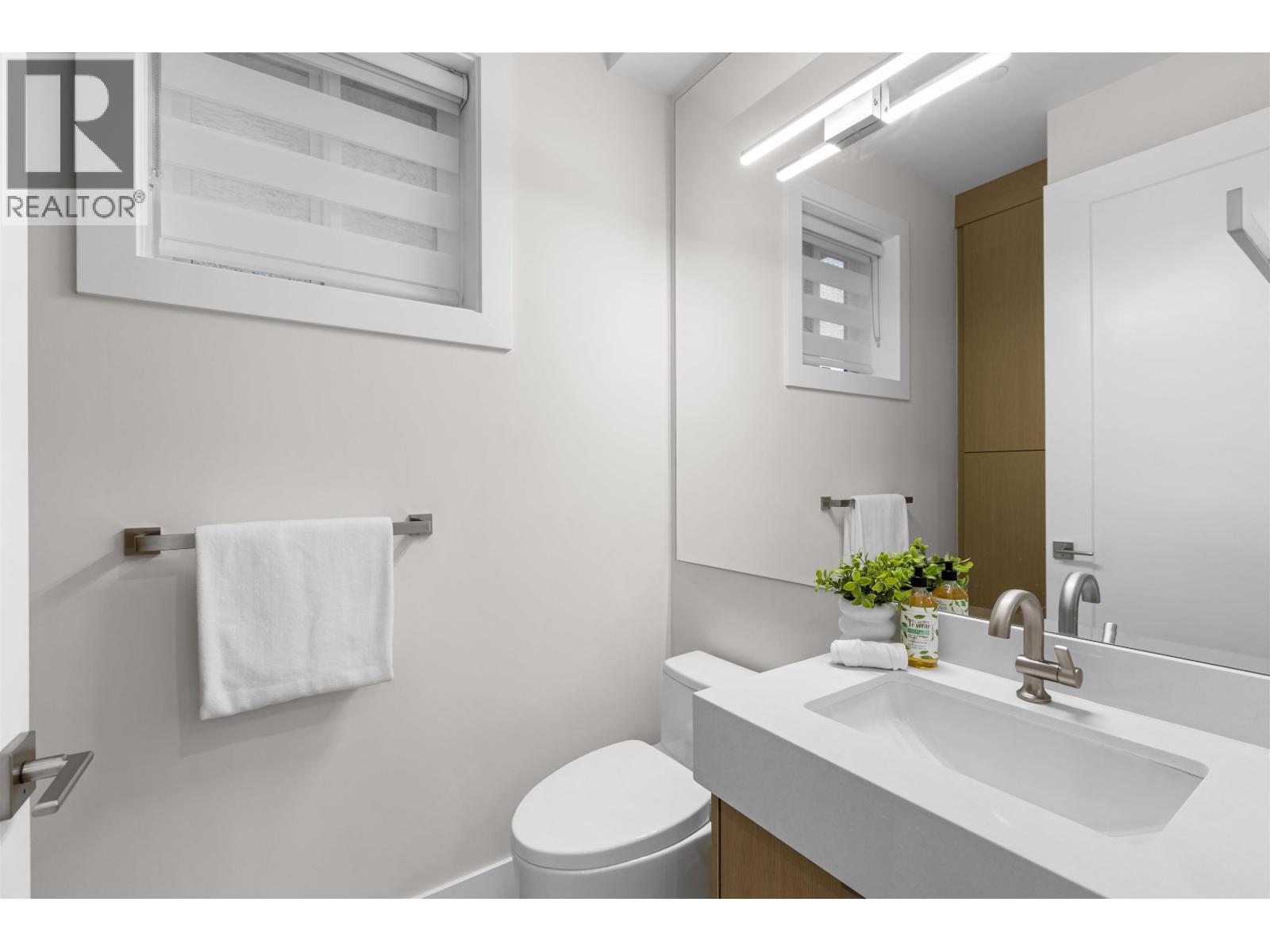 1 2211 Mannering Avenue Property Photo 9