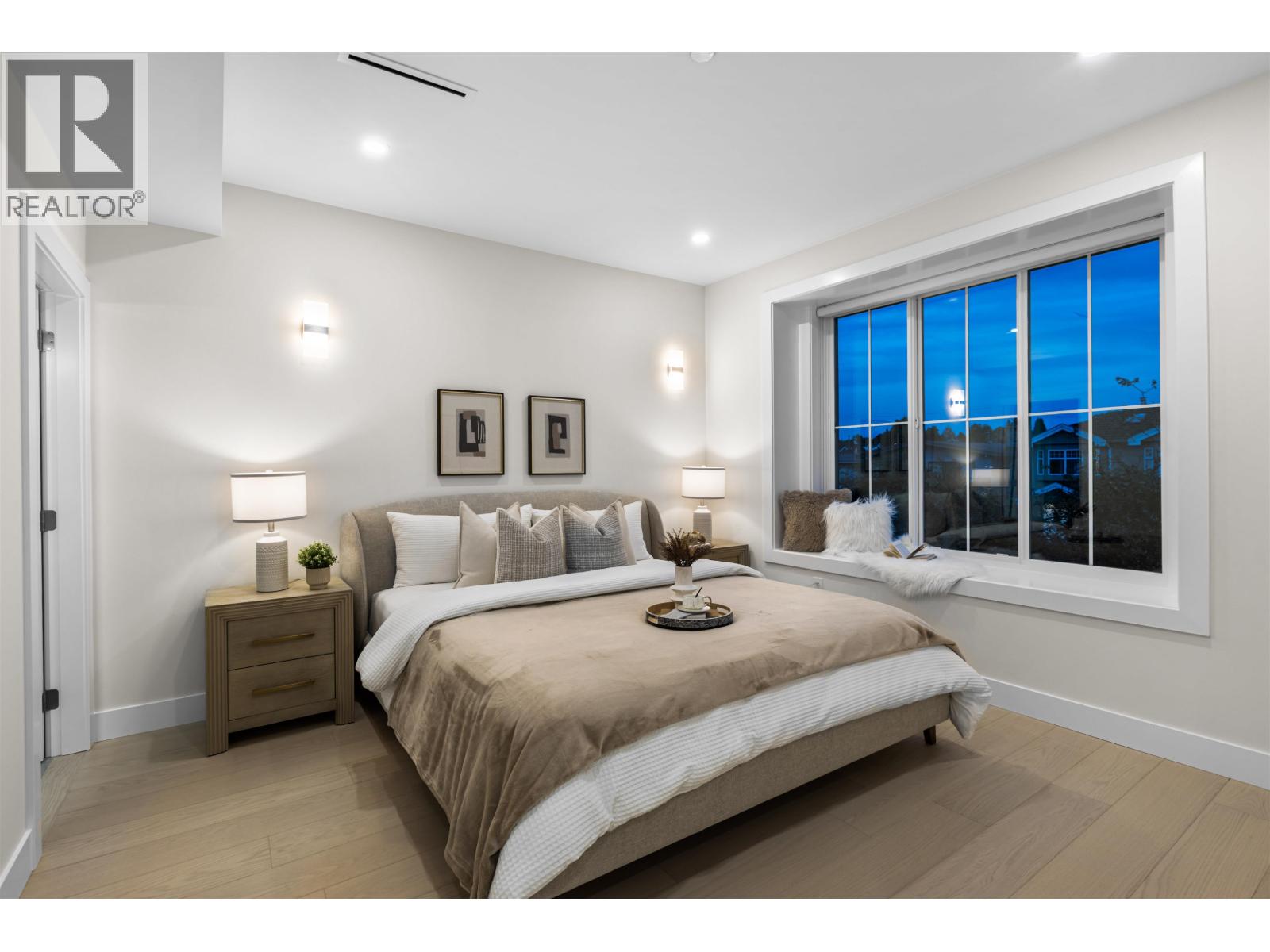 1 2211 Mannering Avenue Property Photo 10