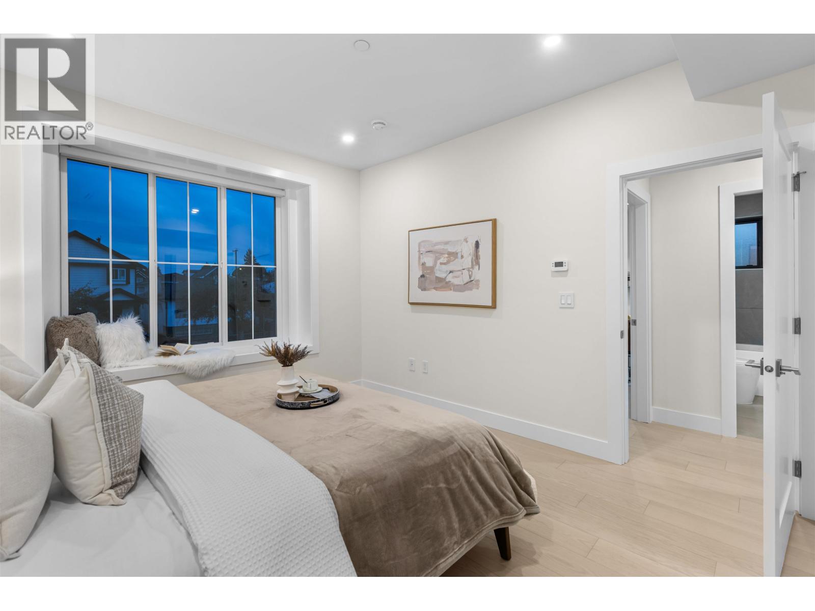 1 2211 Mannering Avenue Property Photo 11