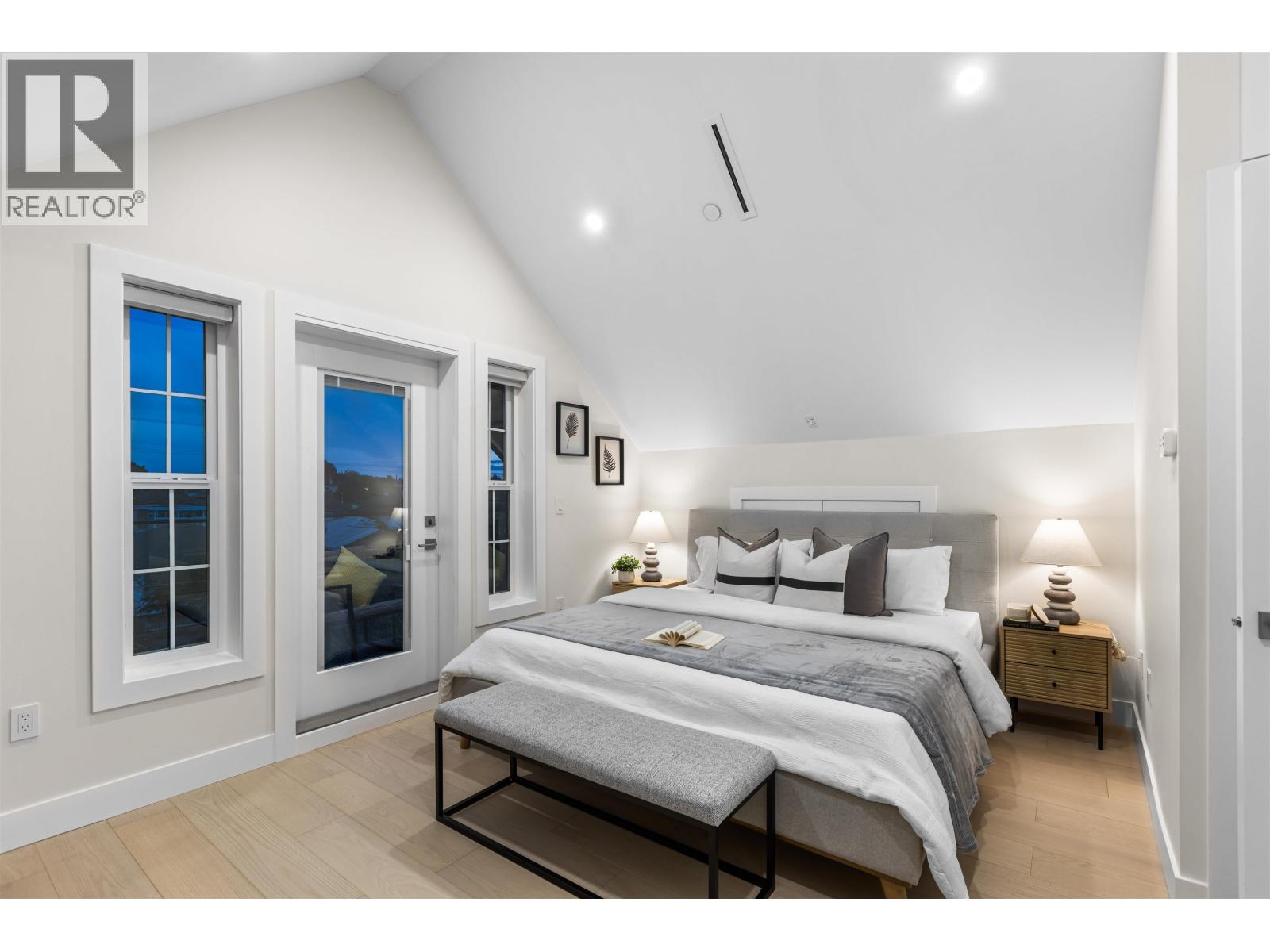 1 2211 Mannering Avenue Property Photo 14