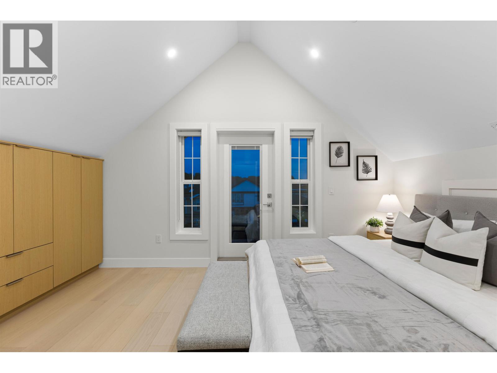 1 2211 Mannering Avenue Property Photo 15