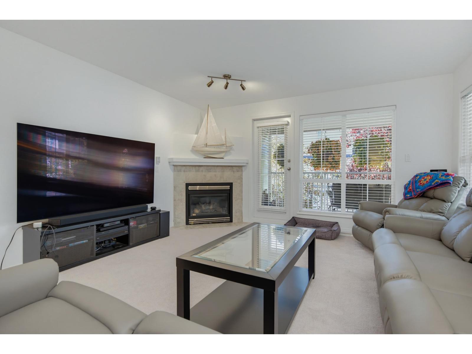 18636 65 Avenue Property Photo 4