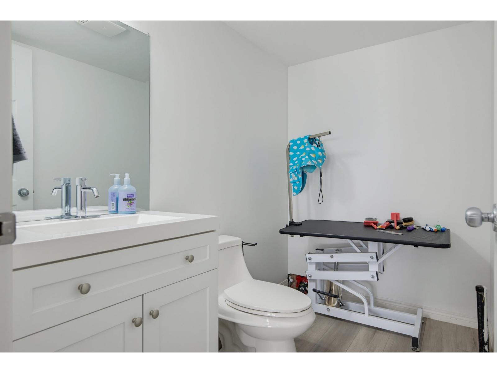 18636 65 Avenue Property Photo 32