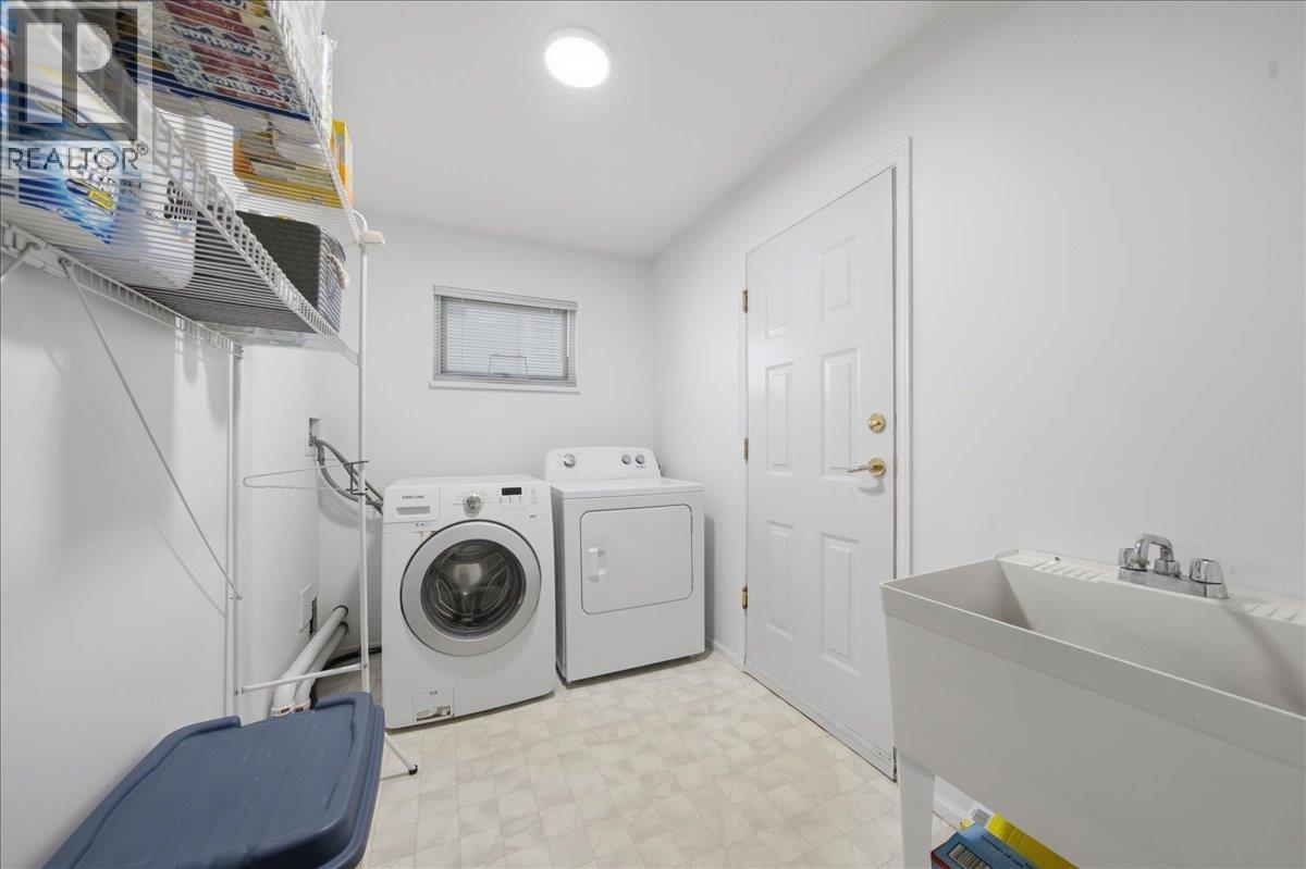 1594 Plateau Crescent Property Photo 16