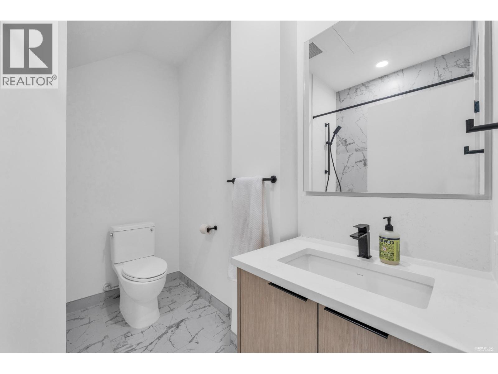 103/203 422 E 3rd Street Property Photo 14
