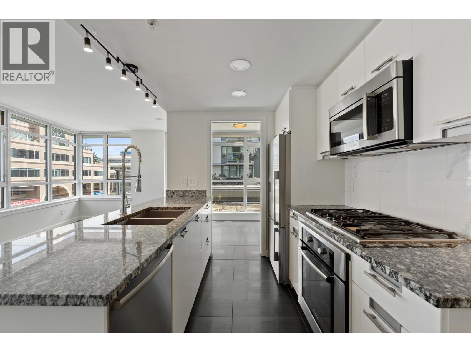 569 2080 WEST BROADWAY STREET Property Photo 1