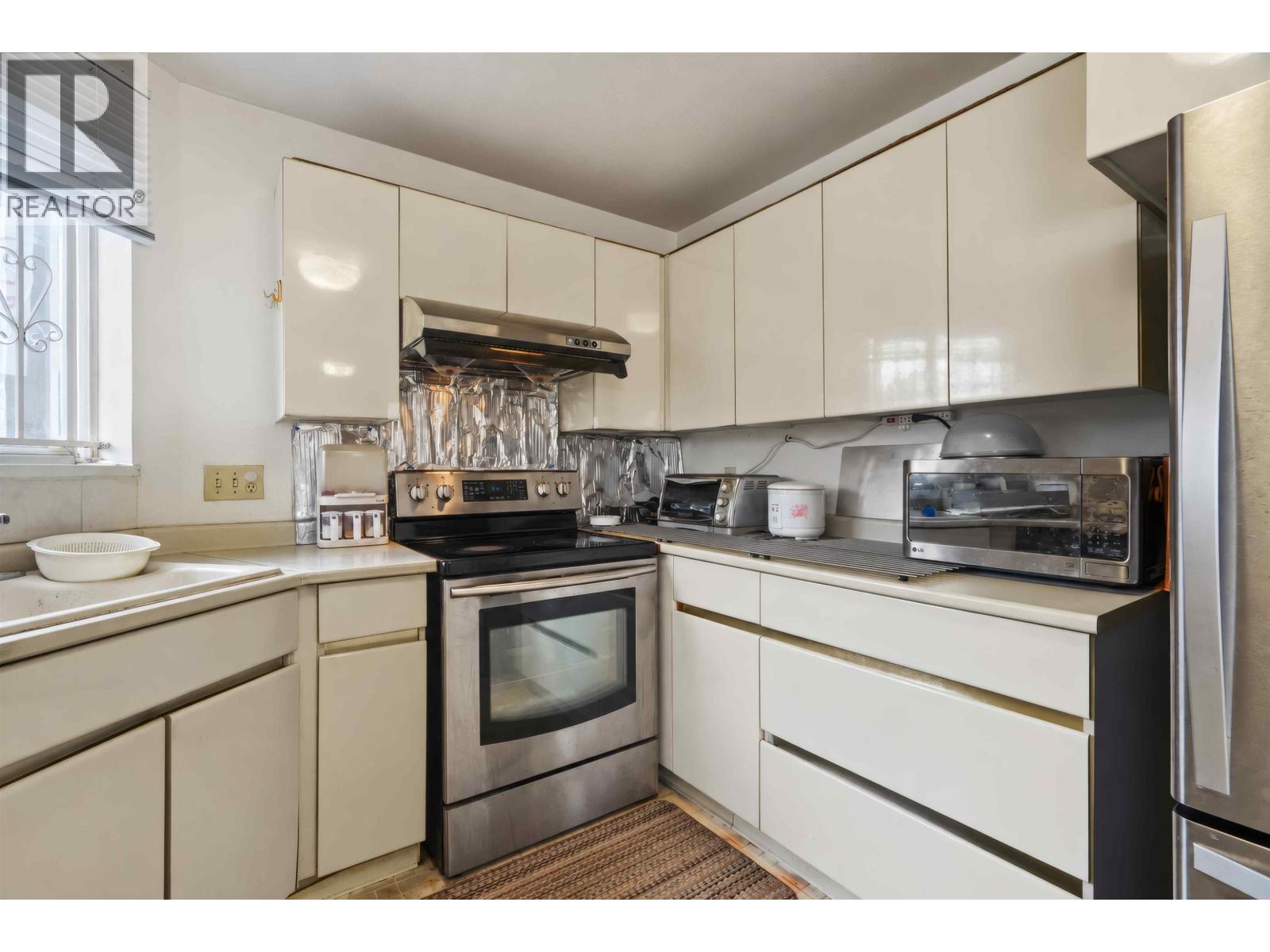 5036 Sherbrooke Street Property Photo 11