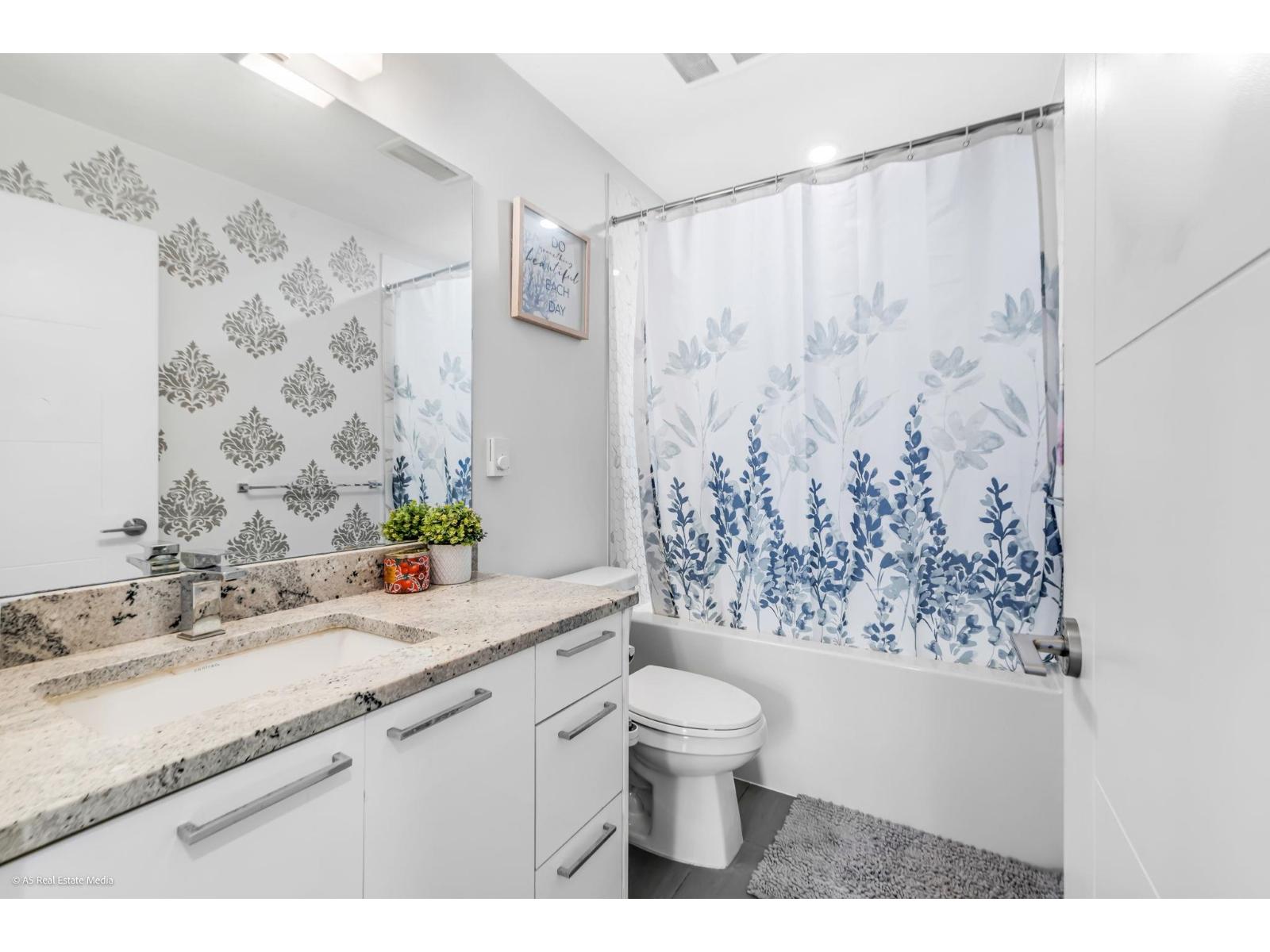 317 20696 Eastleigh Crescent Property Photo 22