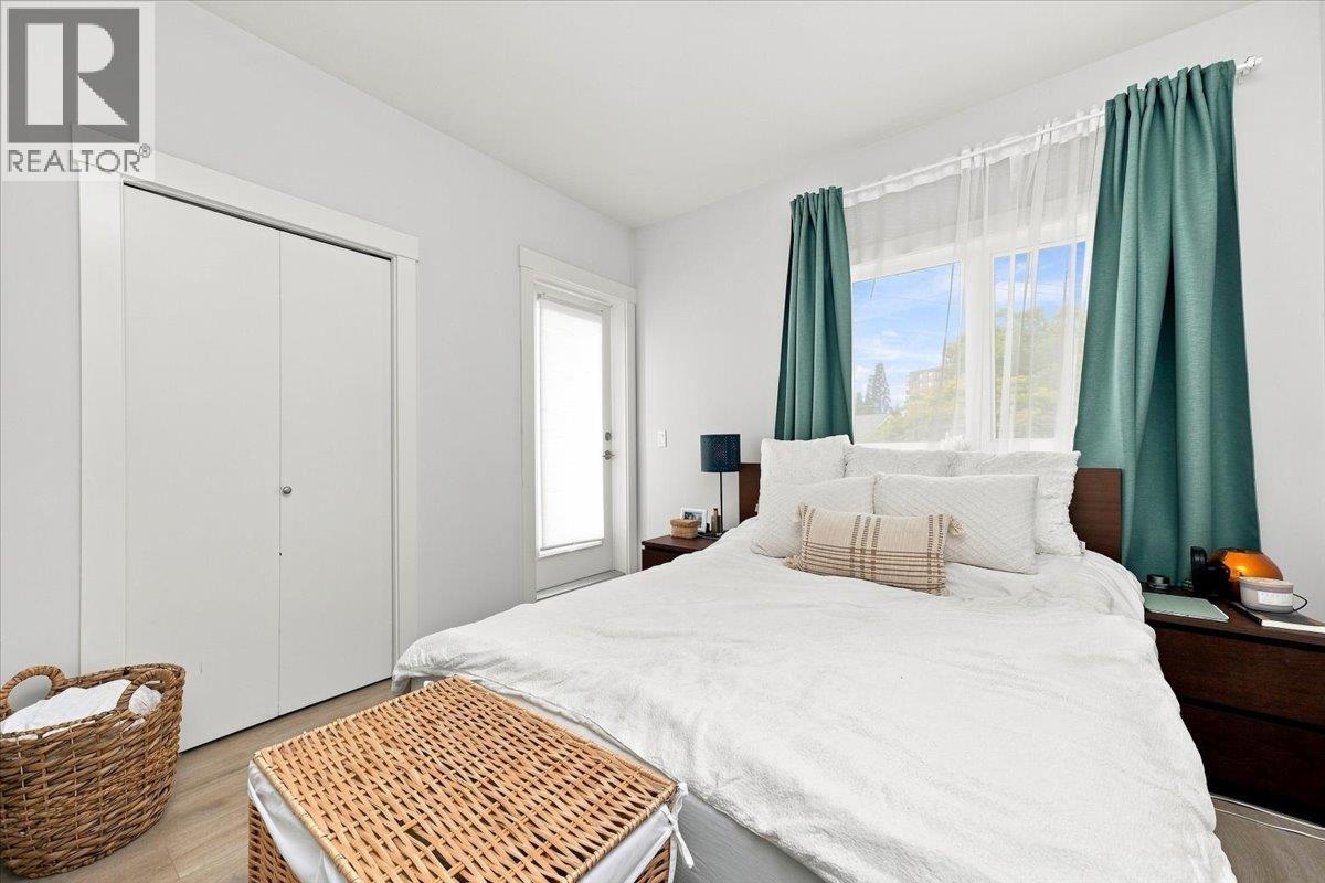 226 E 8th Street Property Photo 12