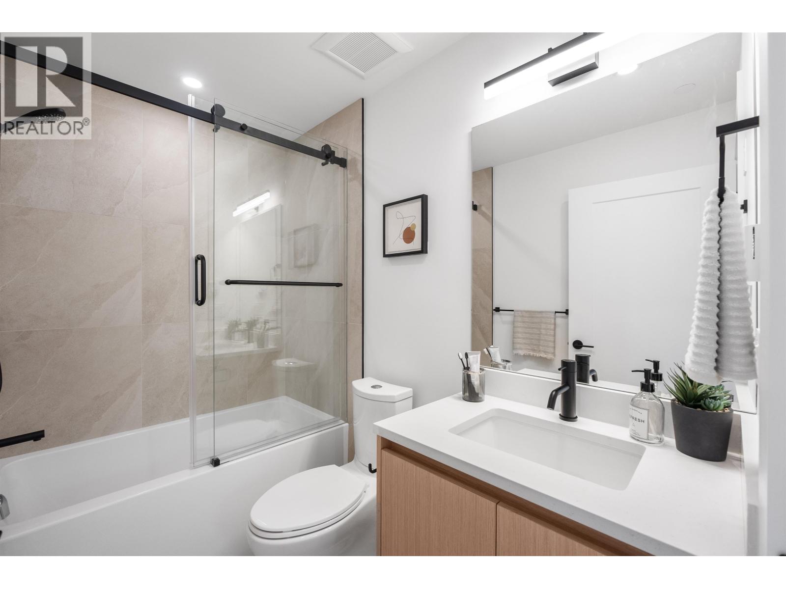 1008 W 52nd Avenue Property Photo 10