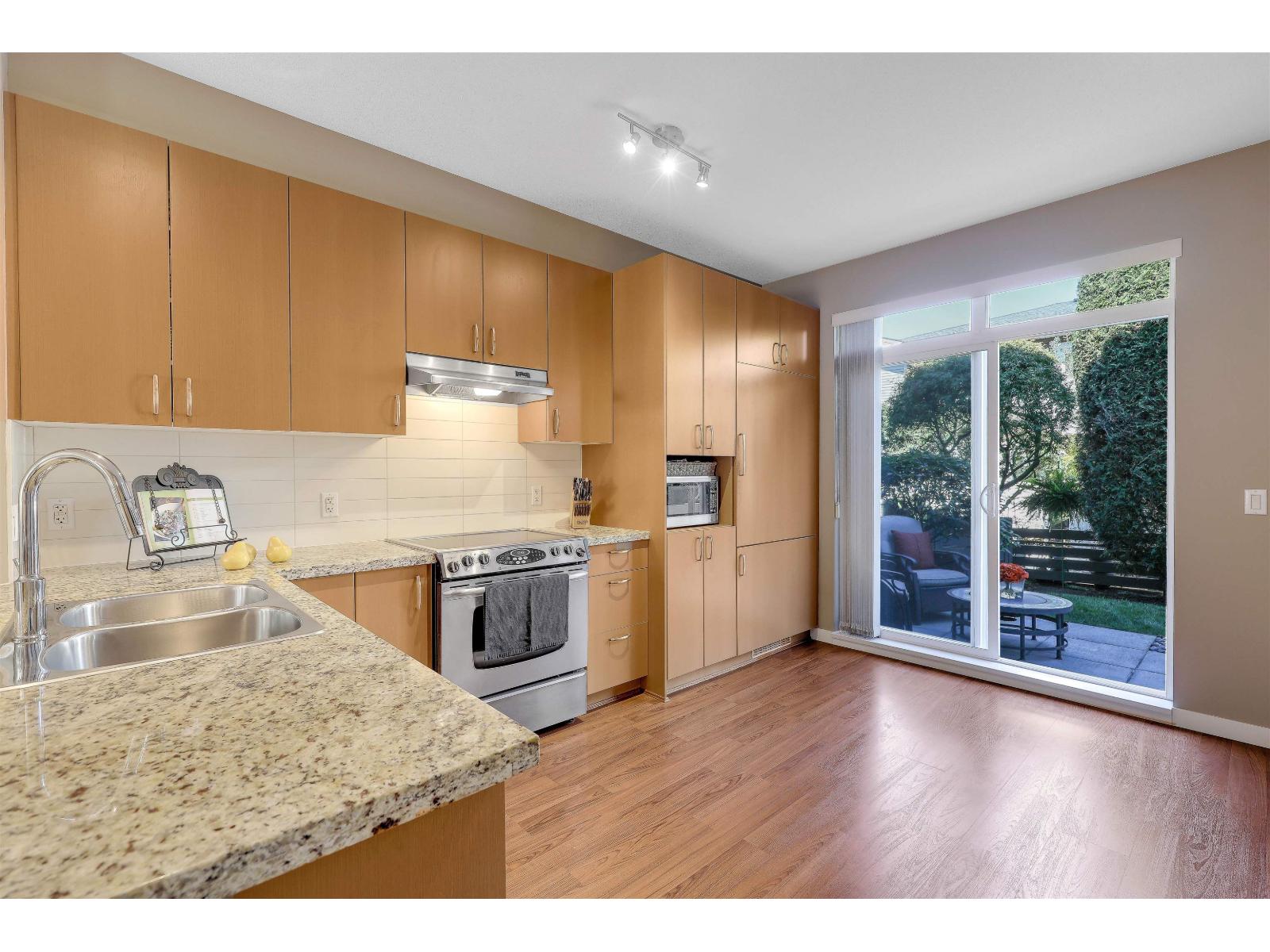 53 2729 158 Street Property Photo 11