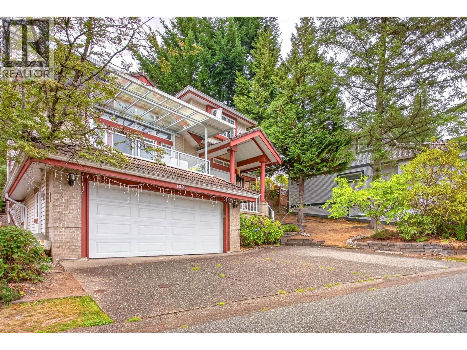 1599 Plateau Crescent Property Photo 2