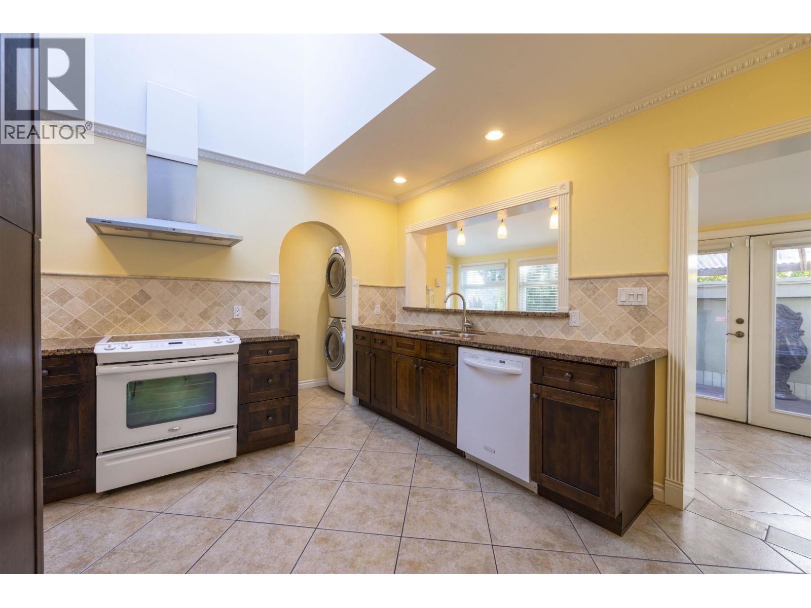 7720 7722 Graham Avenue Property Photo 6