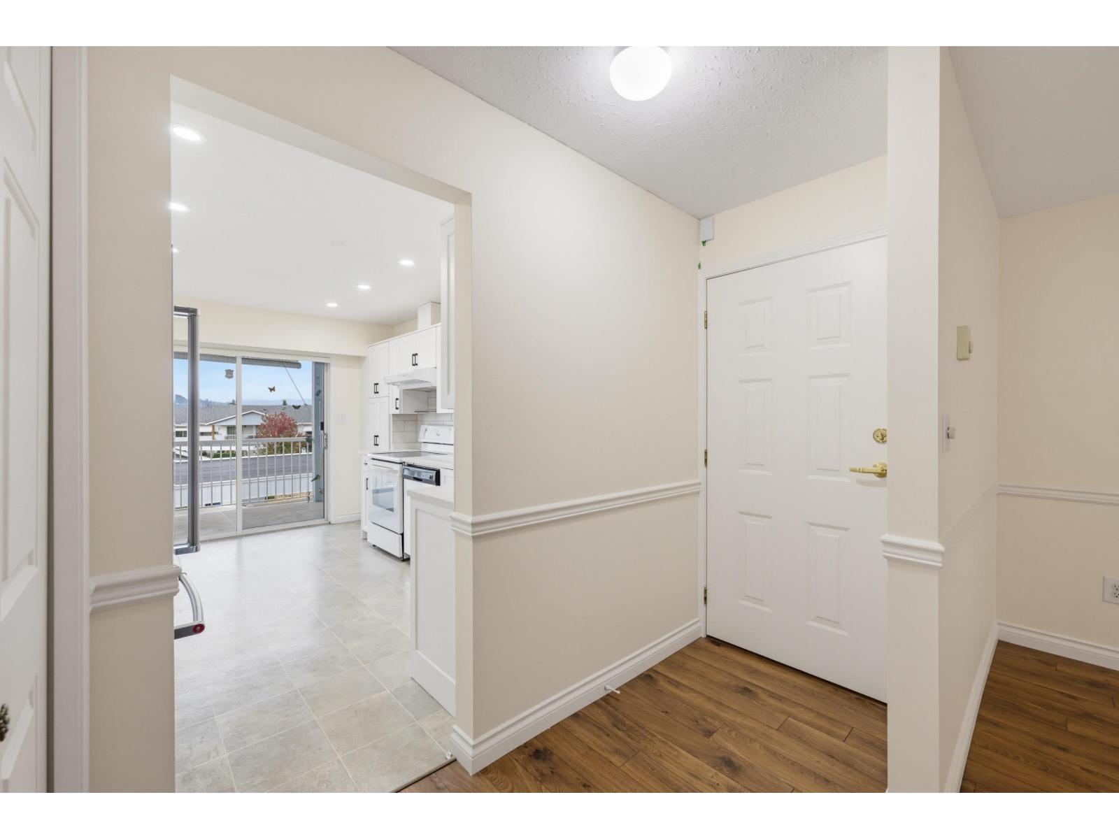 100 32691 Garibaldi Drive Property Photo 4
