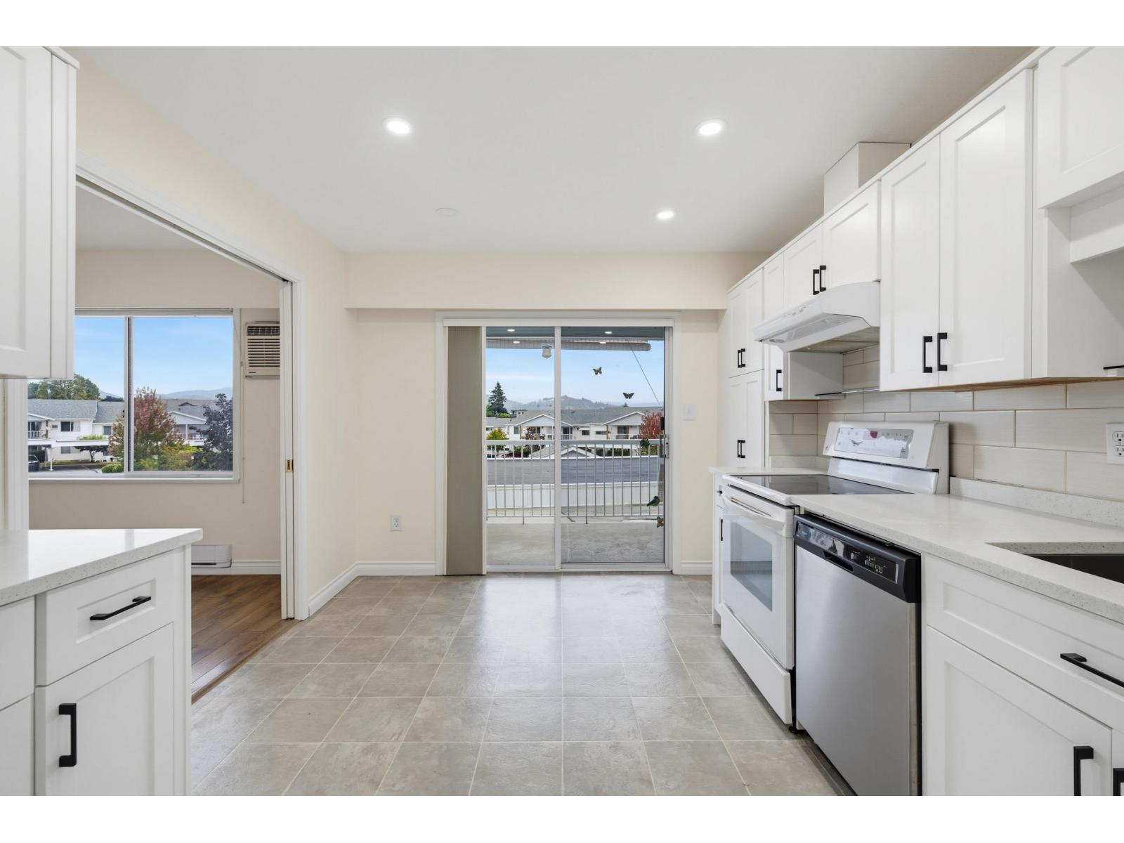 100 32691 Garibaldi Drive Property Photo 5