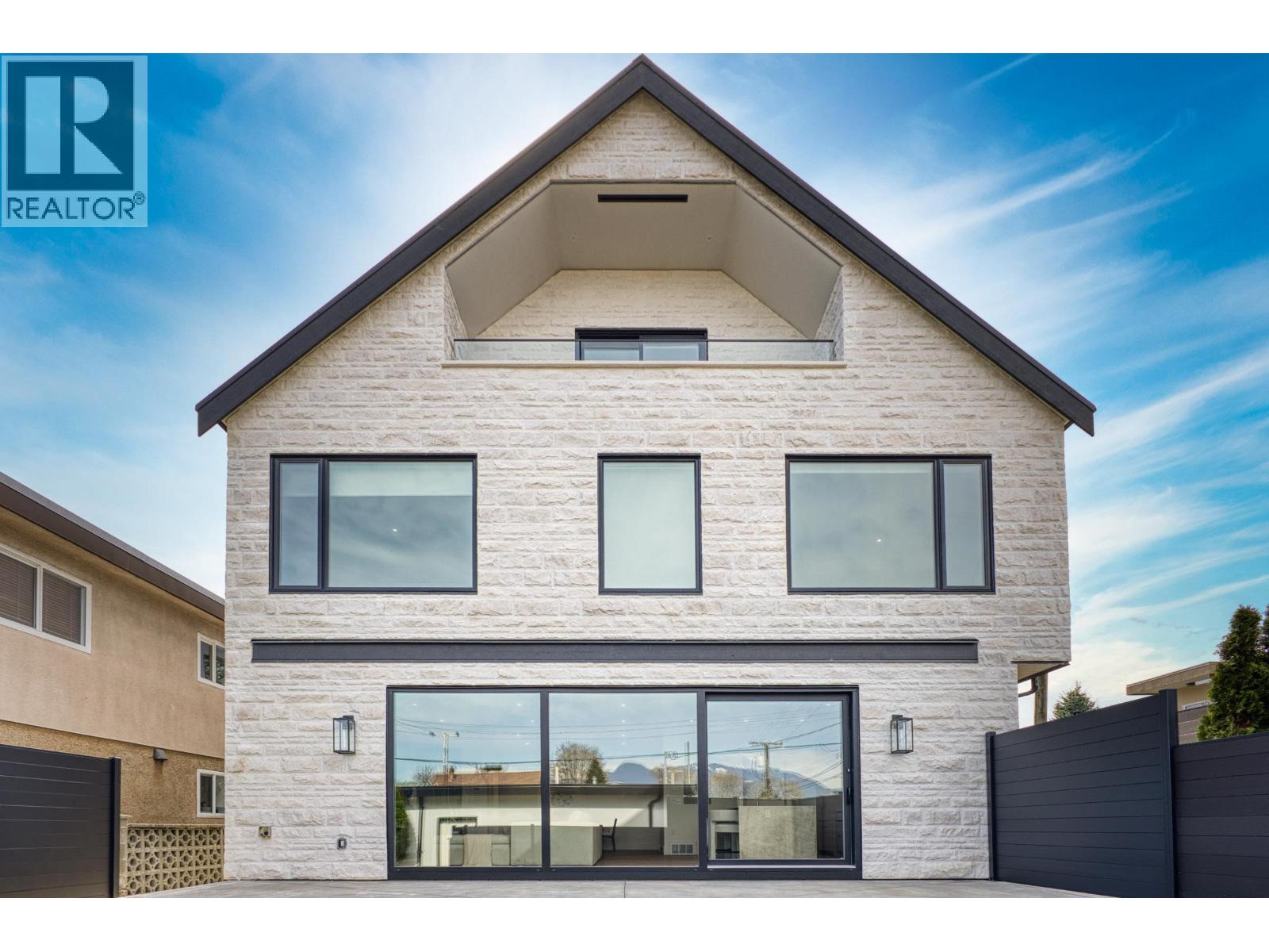 2 2425 Kitchener Street Property Photo 3