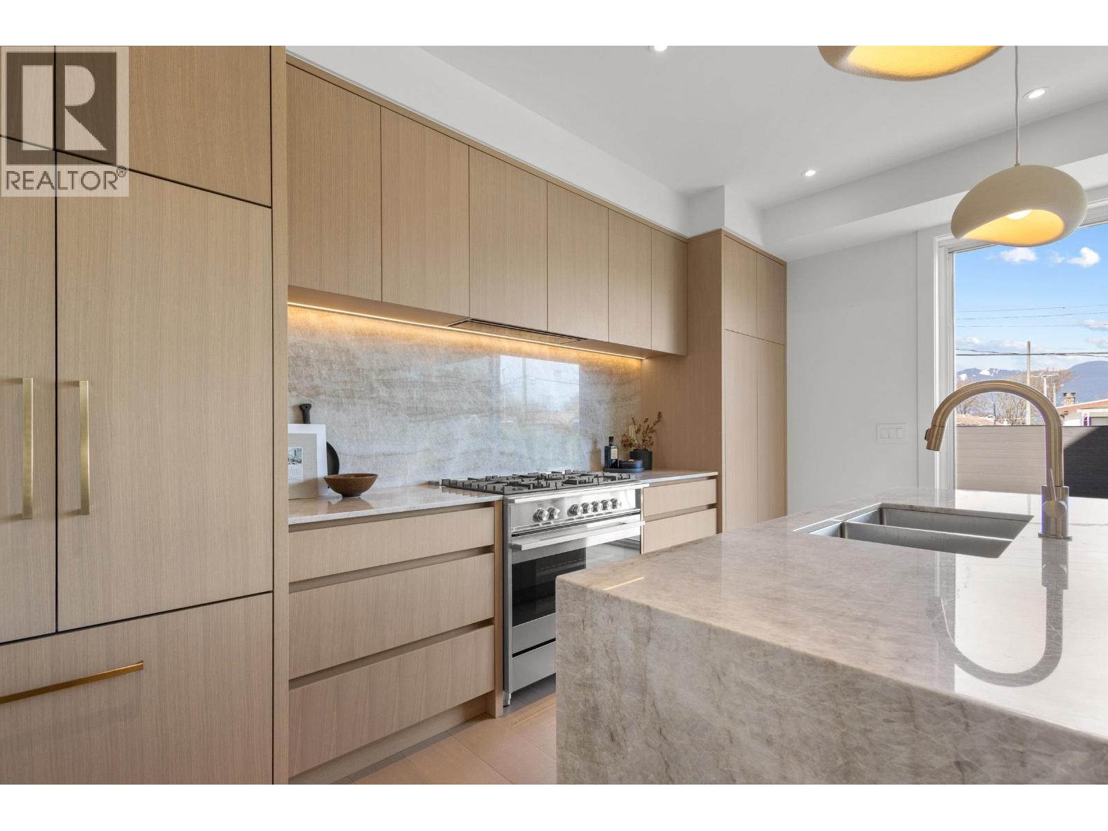 2 2425 Kitchener Street Property Photo 15