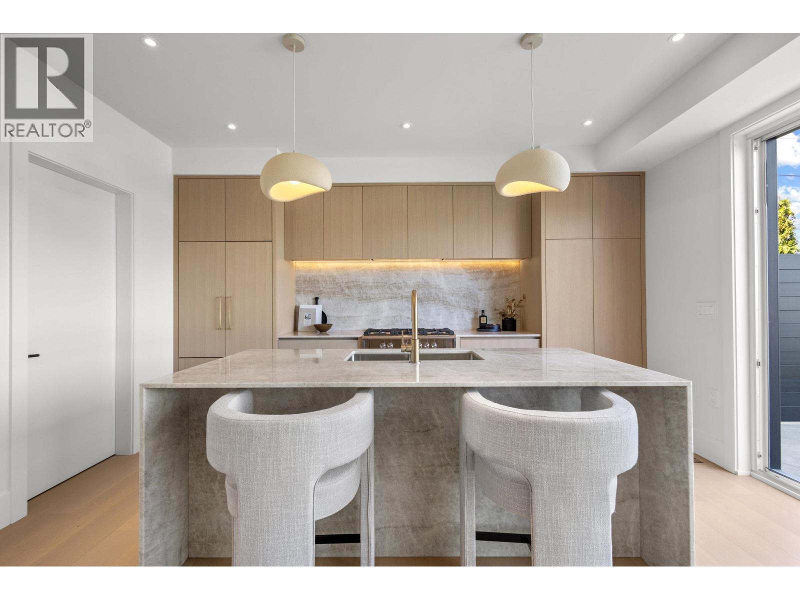 2 2425 Kitchener Street Property Photo 16