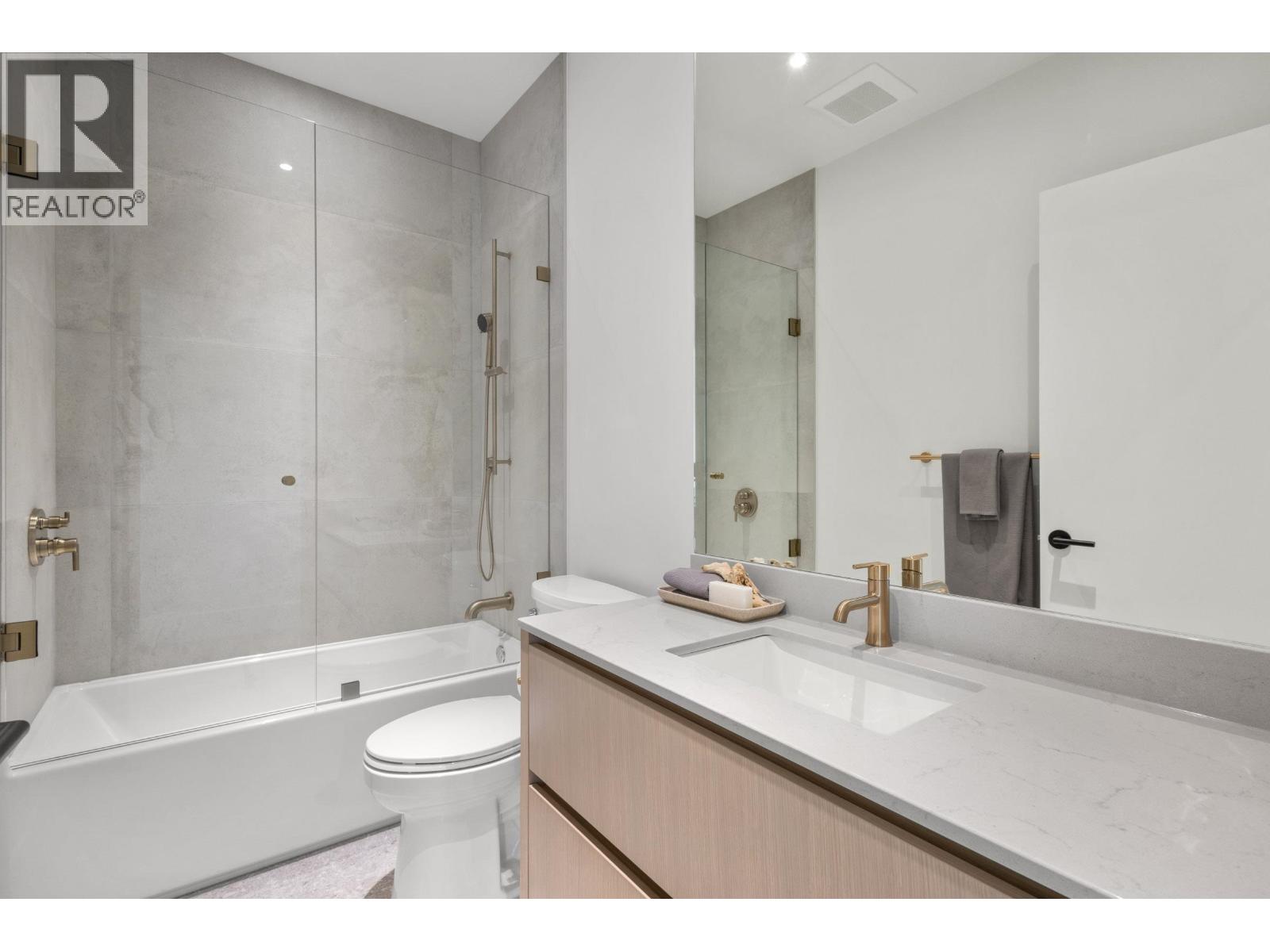 2 2425 Kitchener Street Property Photo 23