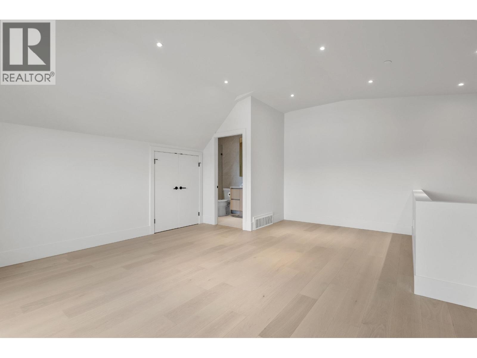 2 2425 Kitchener Street Property Photo 24