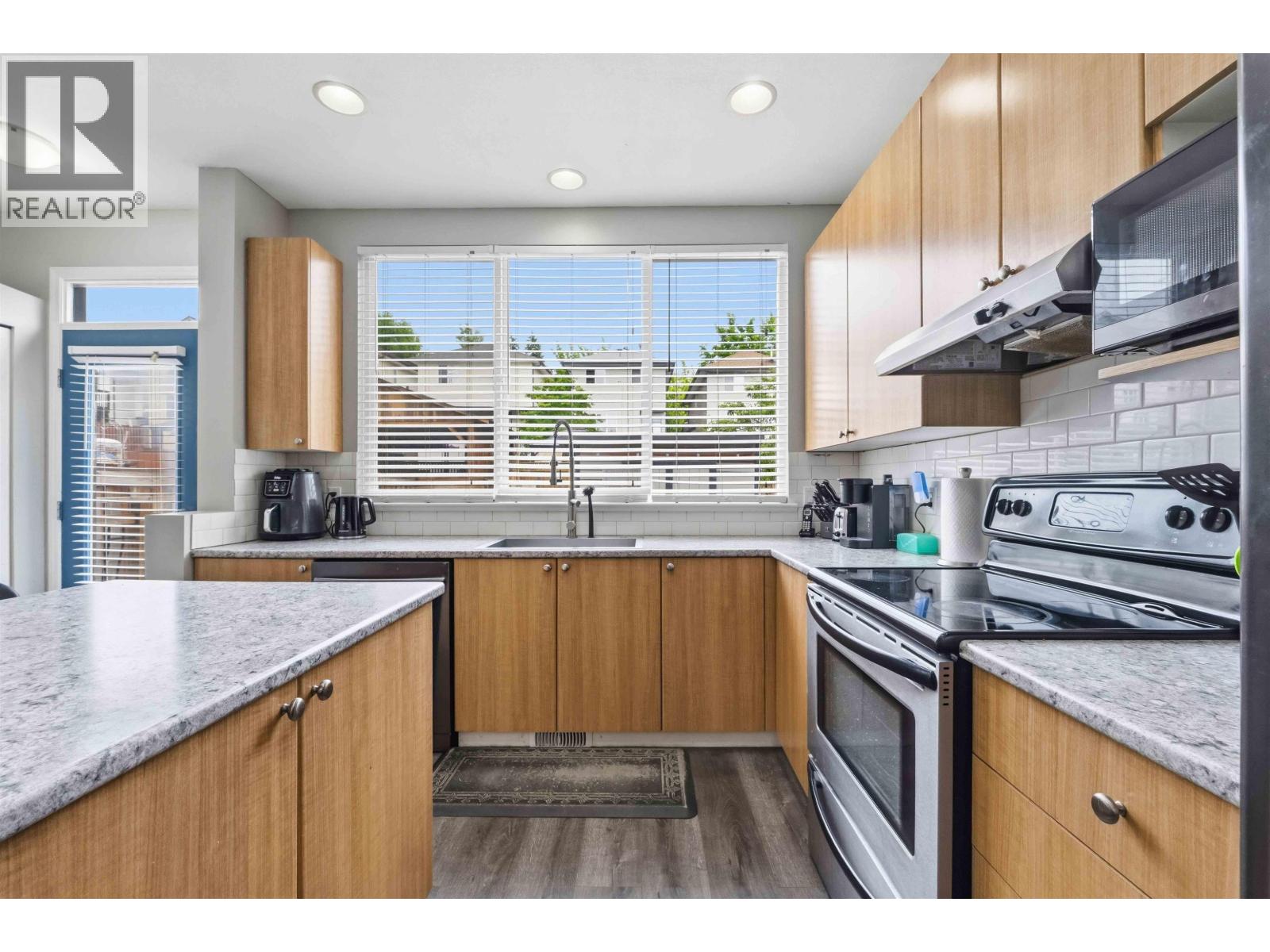 10288 243 Street Property Photo 5