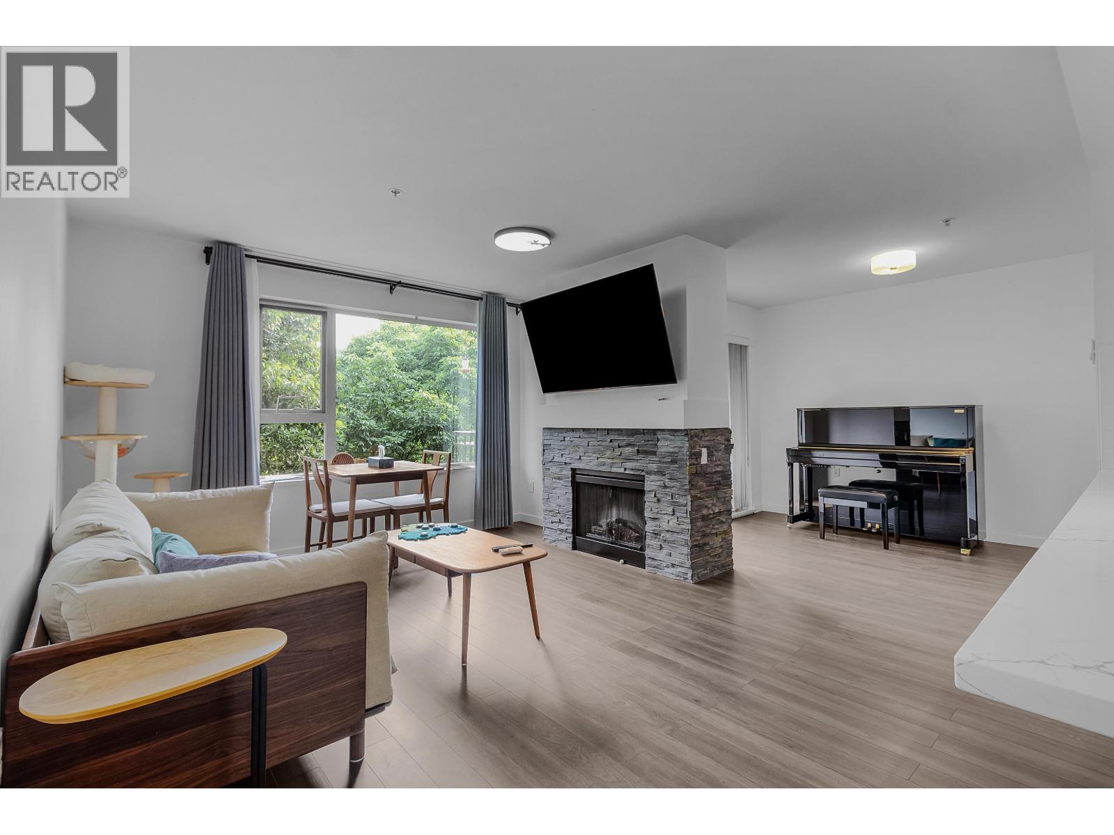 309 200 Klahanie Drive Photo de la propriété 1