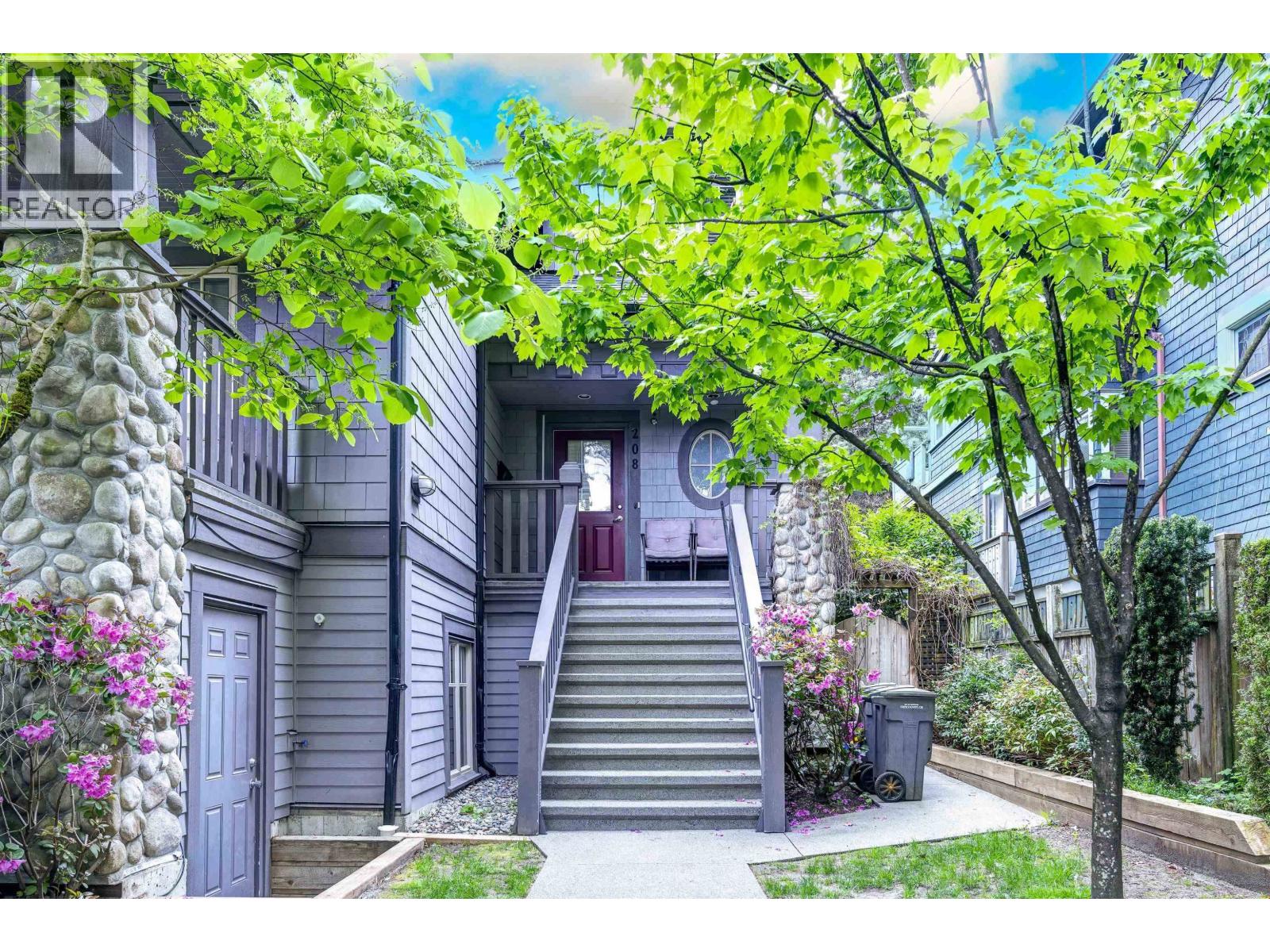 208 W 13th Avenue Property Photo 1