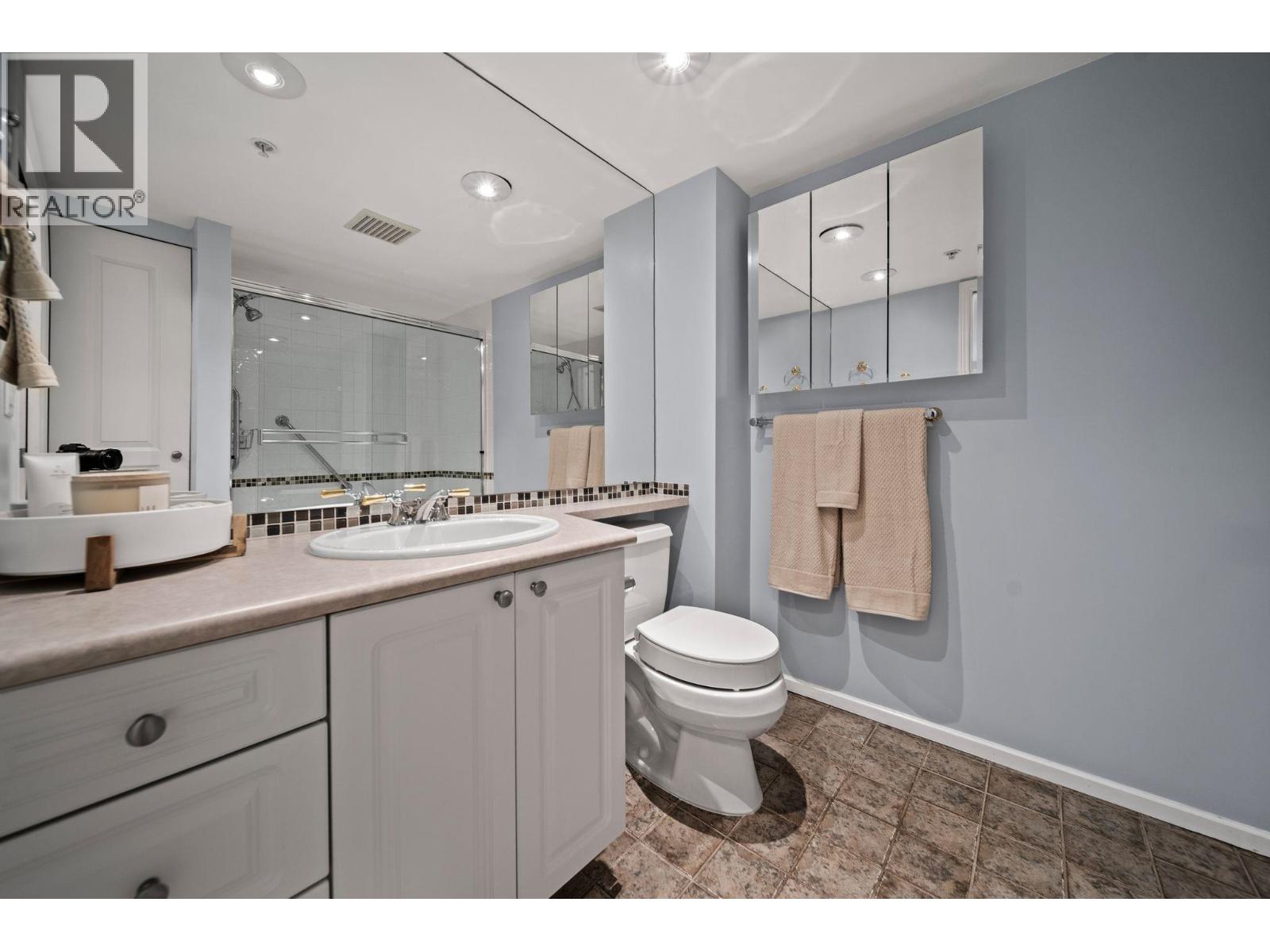 207 5800 Andrews Road Property Photo 21