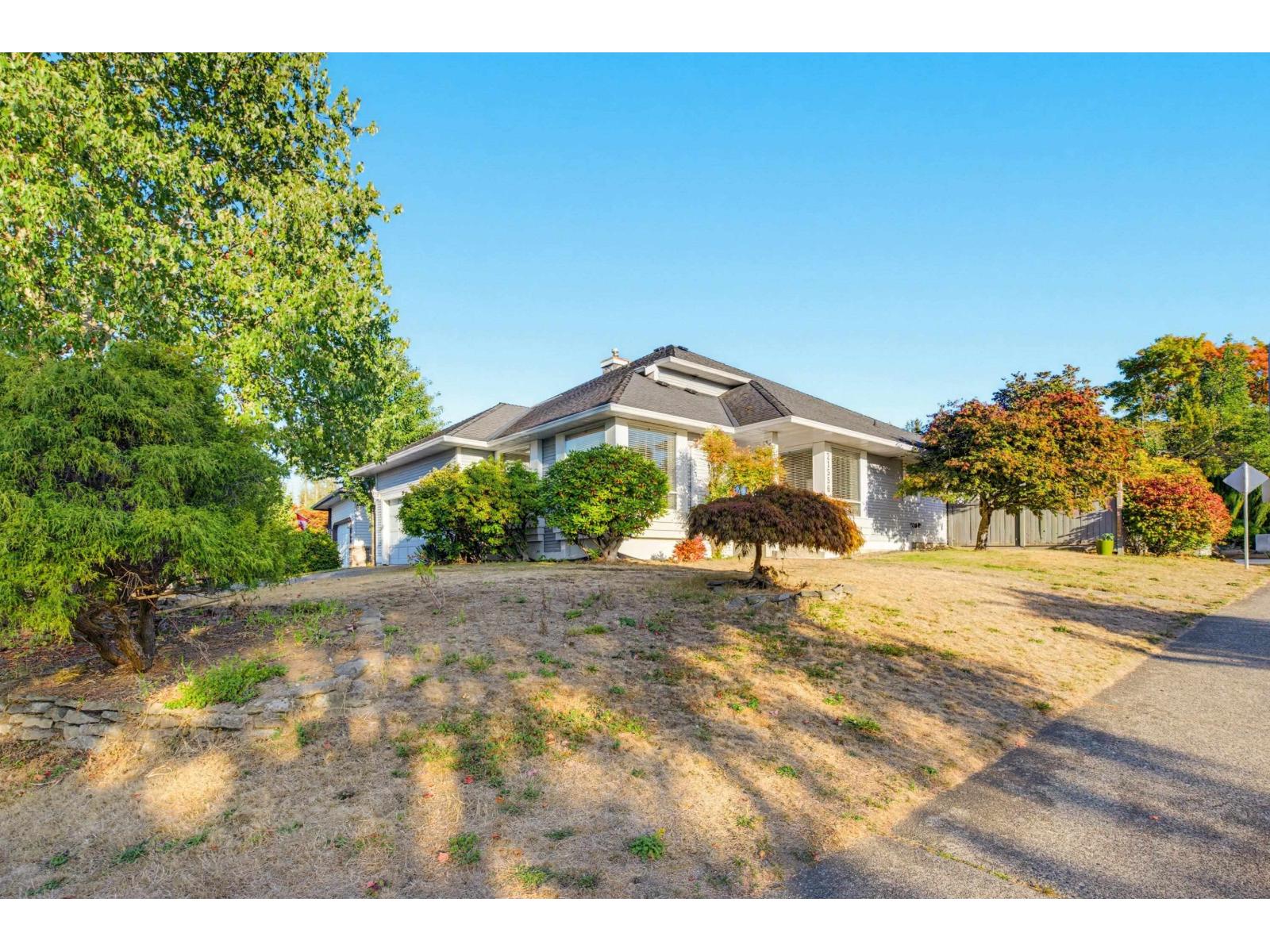 21556 86a Crescent Property Photo 2