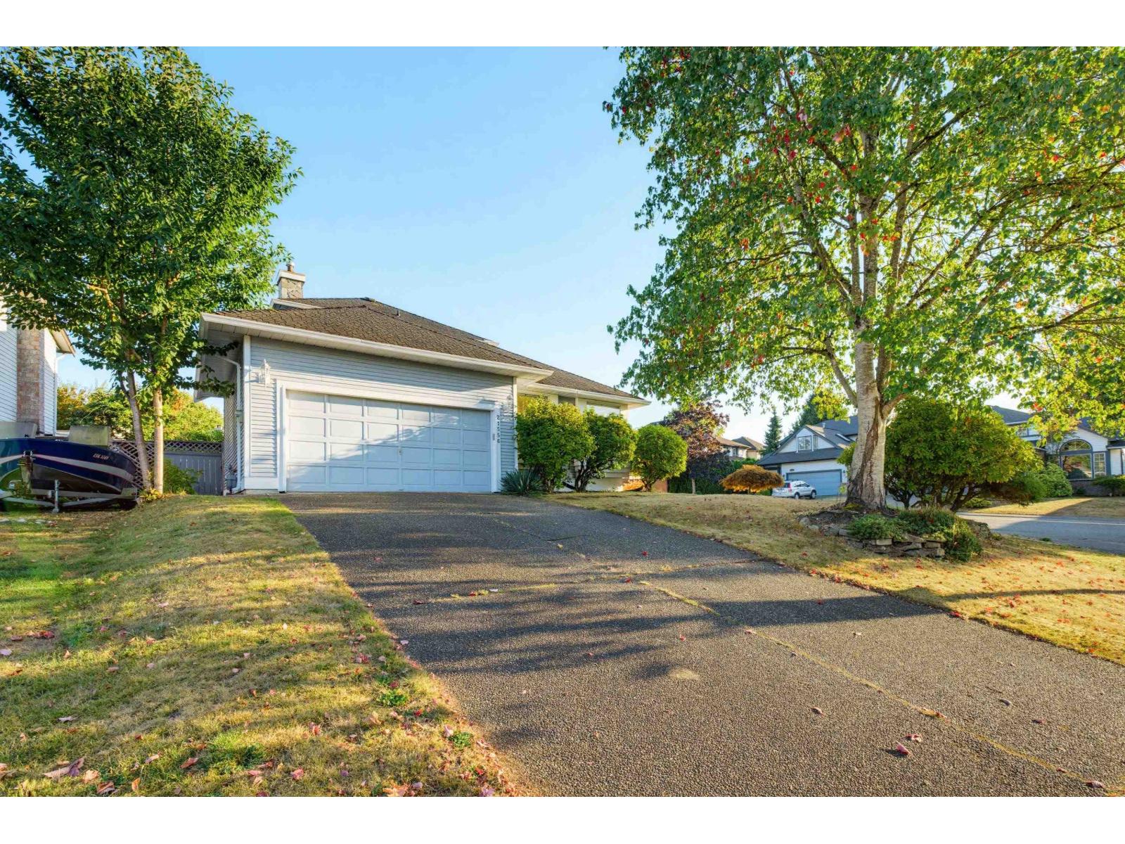 21556 86a Crescent Property Photo 3